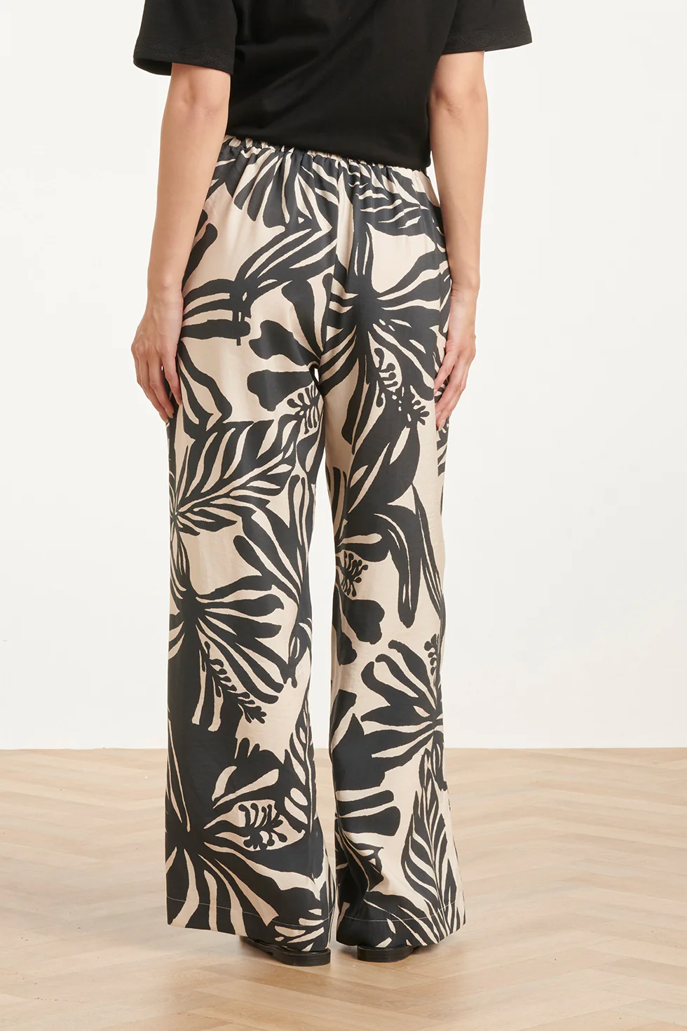 Wide Leg Pantalon Met Tropische Blad Print In Zwart En Ecru | Off White - Black - Image 12