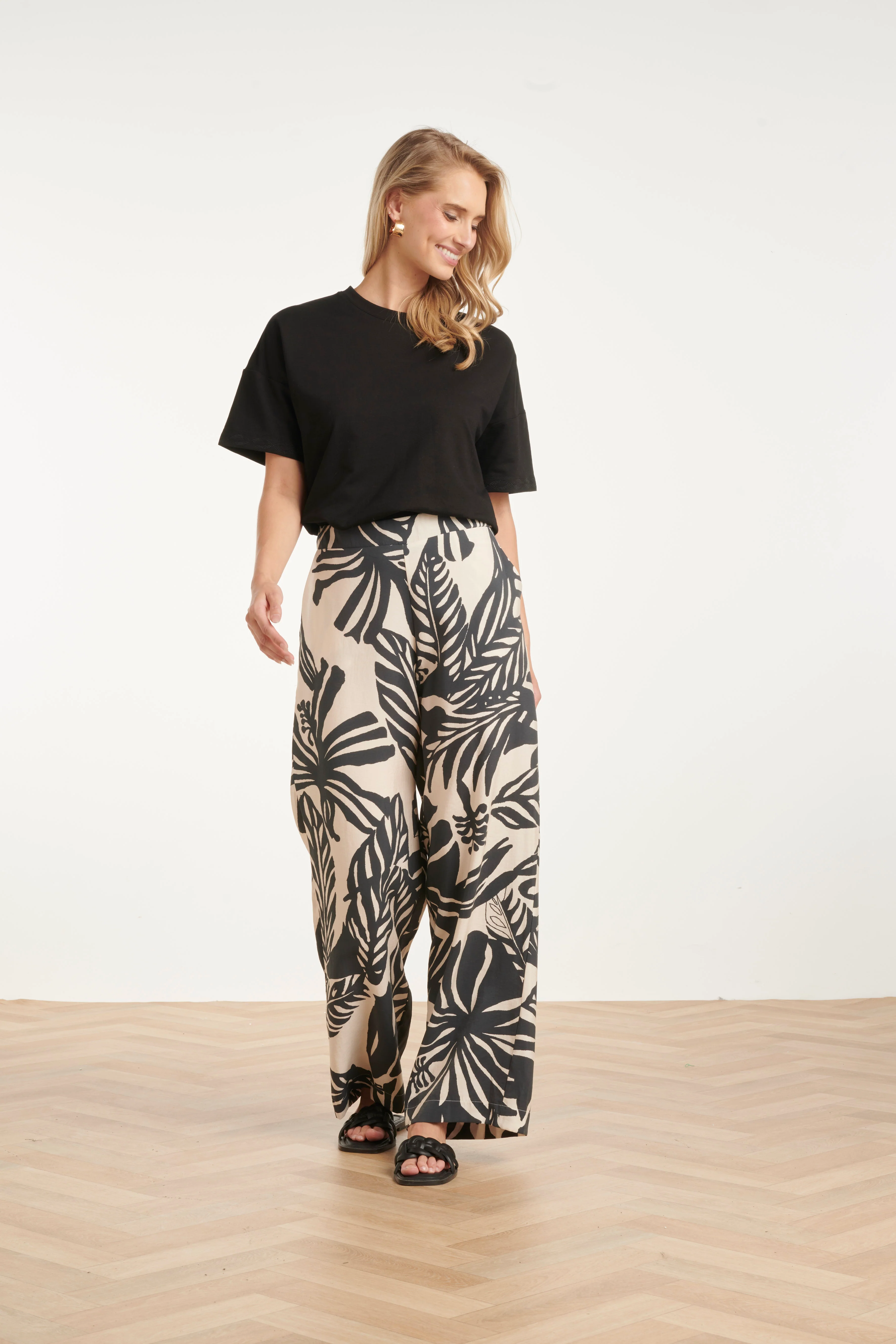 Wide Leg Pantalon Met Tropische Blad Print In Zwart En Ecru | Off White - Black - Image 3