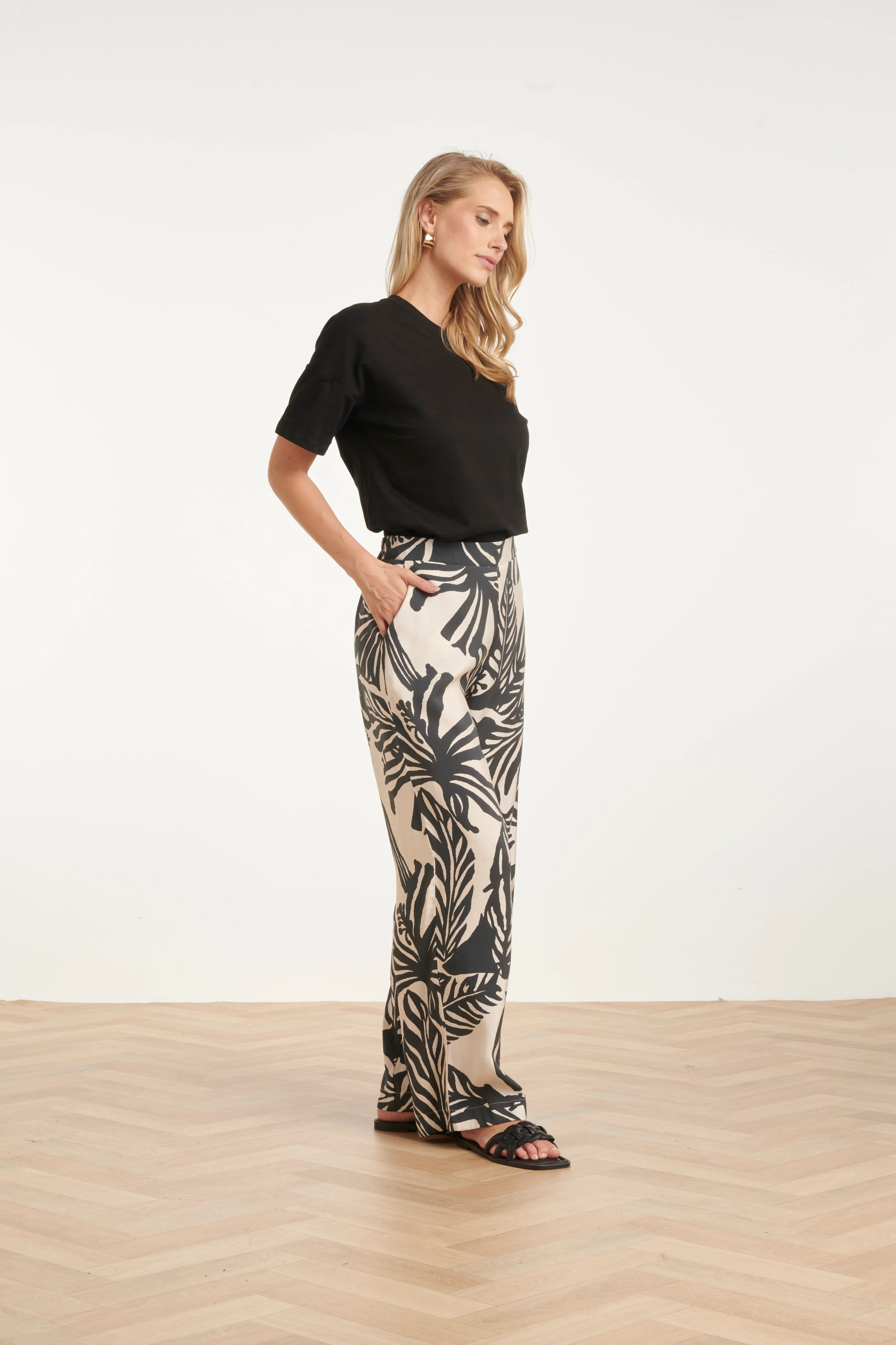 Wide Leg Pantalon Met Tropische Blad Print In Zwart En Ecru | Off White - Black - Image 5