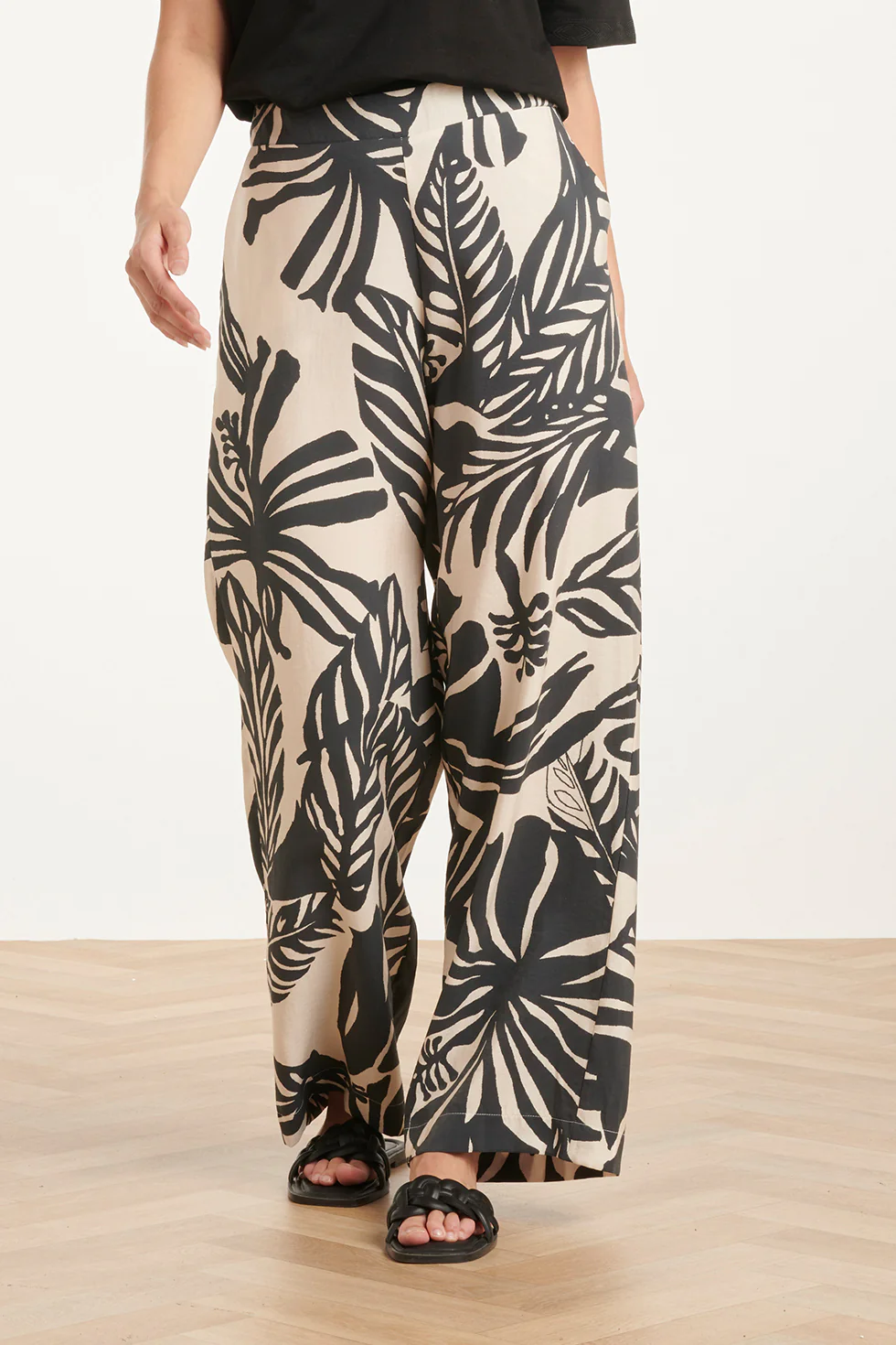 Wide Leg Pantalon Met Tropische Blad Print In Zwart En Ecru | Off White - Black - Image 6