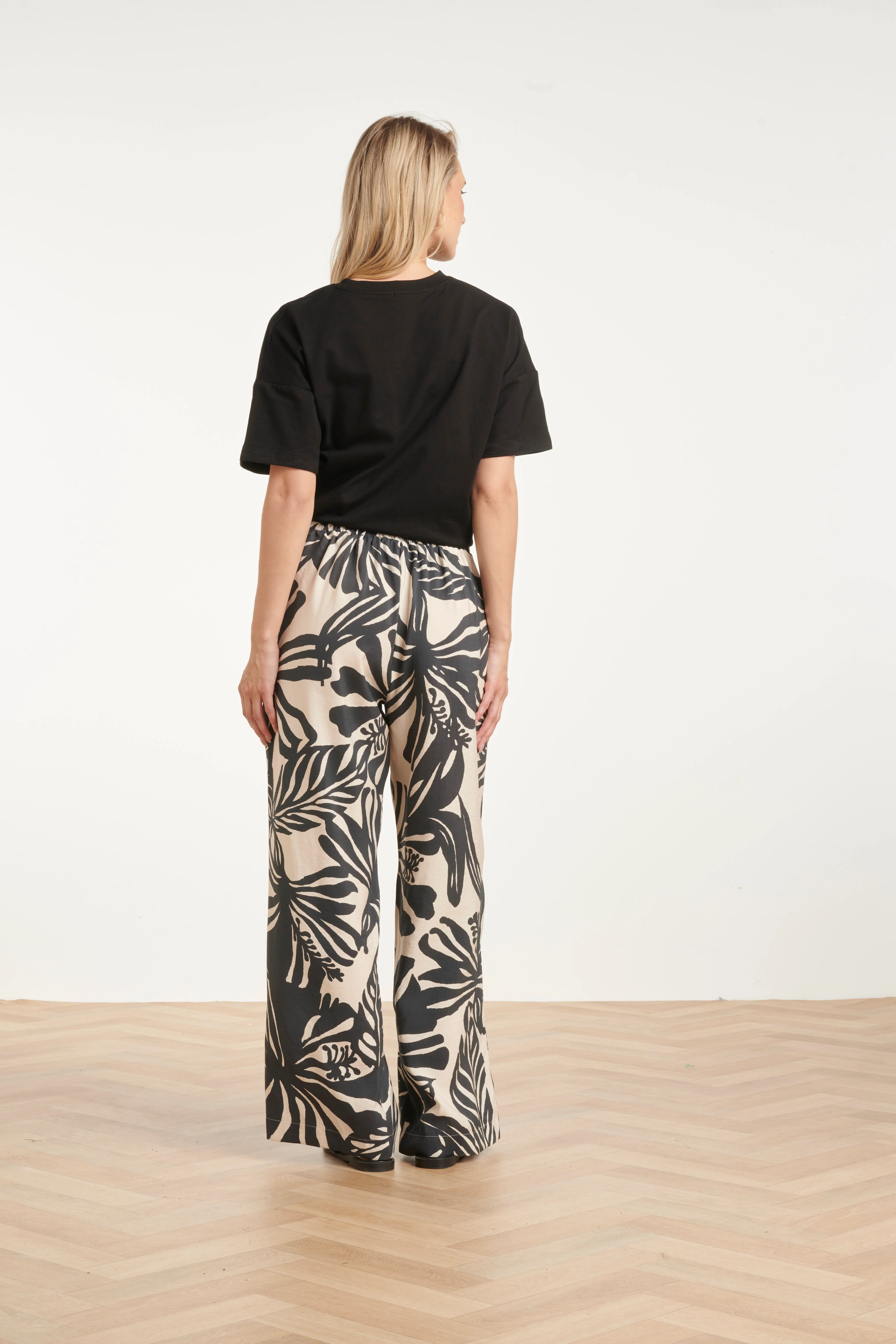 Wide Leg Pantalon Met Tropische Blad Print In Zwart En Ecru | Off White - Black - Image 9