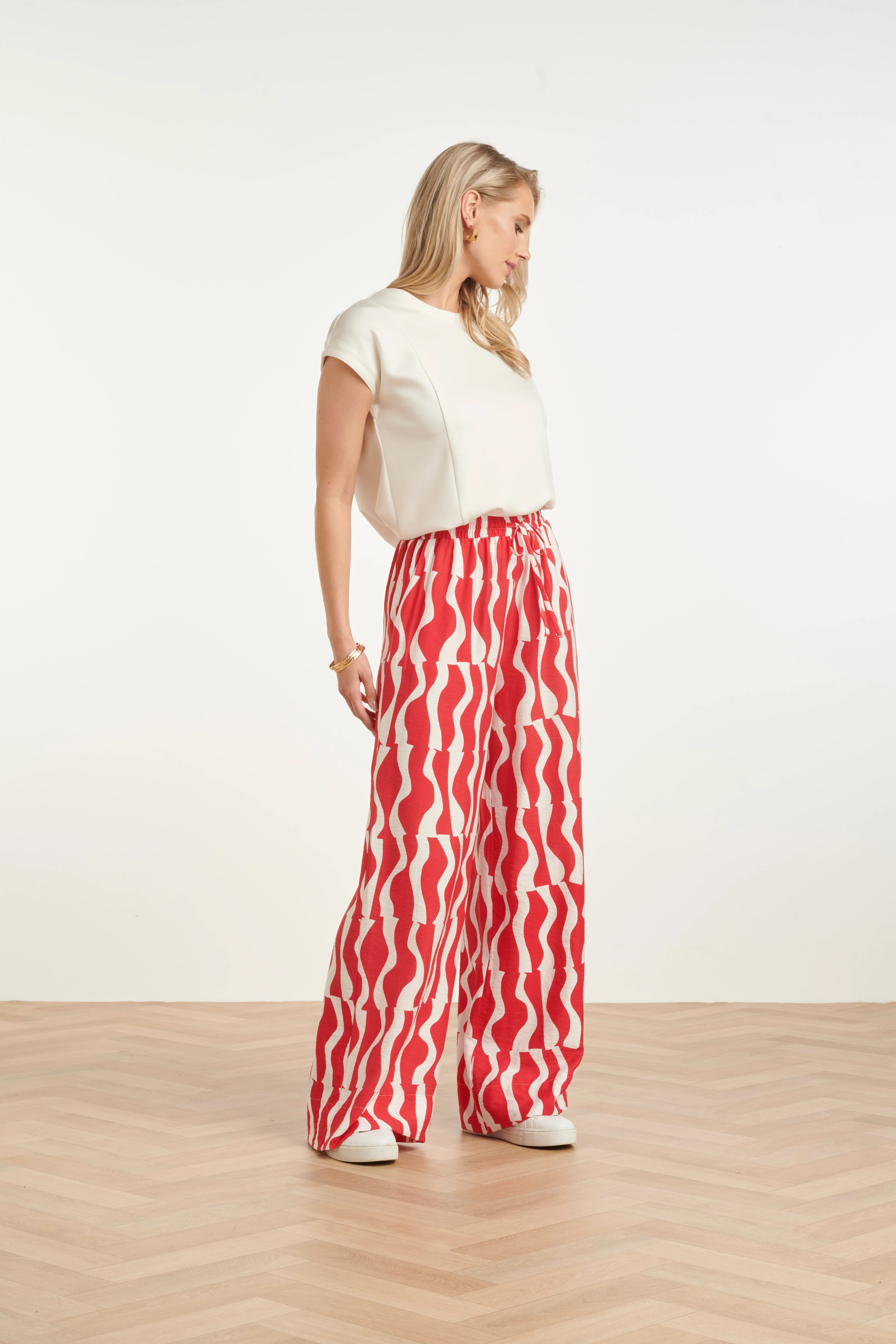 Wijde Broek Met Rood-Witte Golvende Print | Red - White - Image 4
