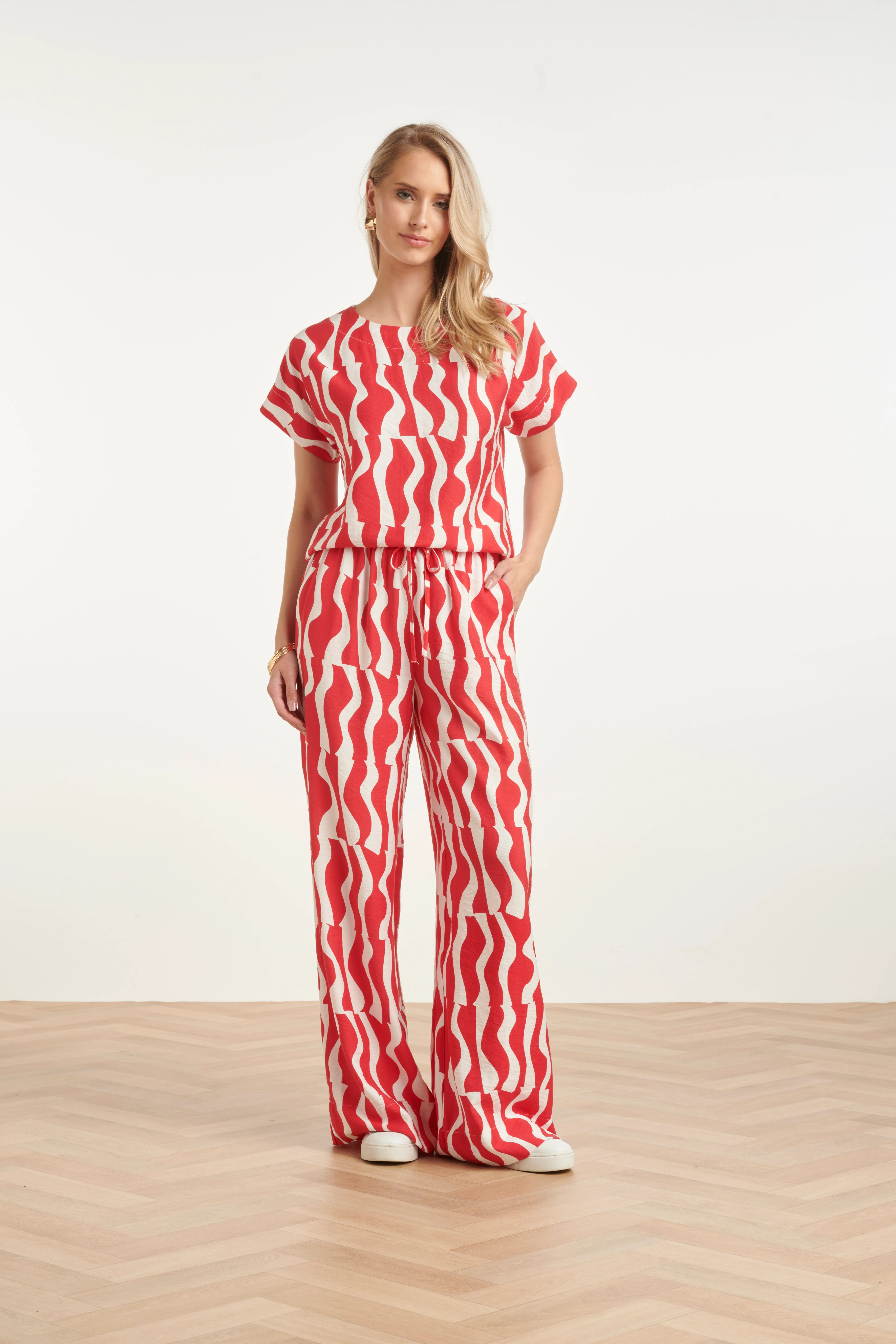 Wijde Broek Met Rood-Witte Golvende Print | Red - White - Image 8