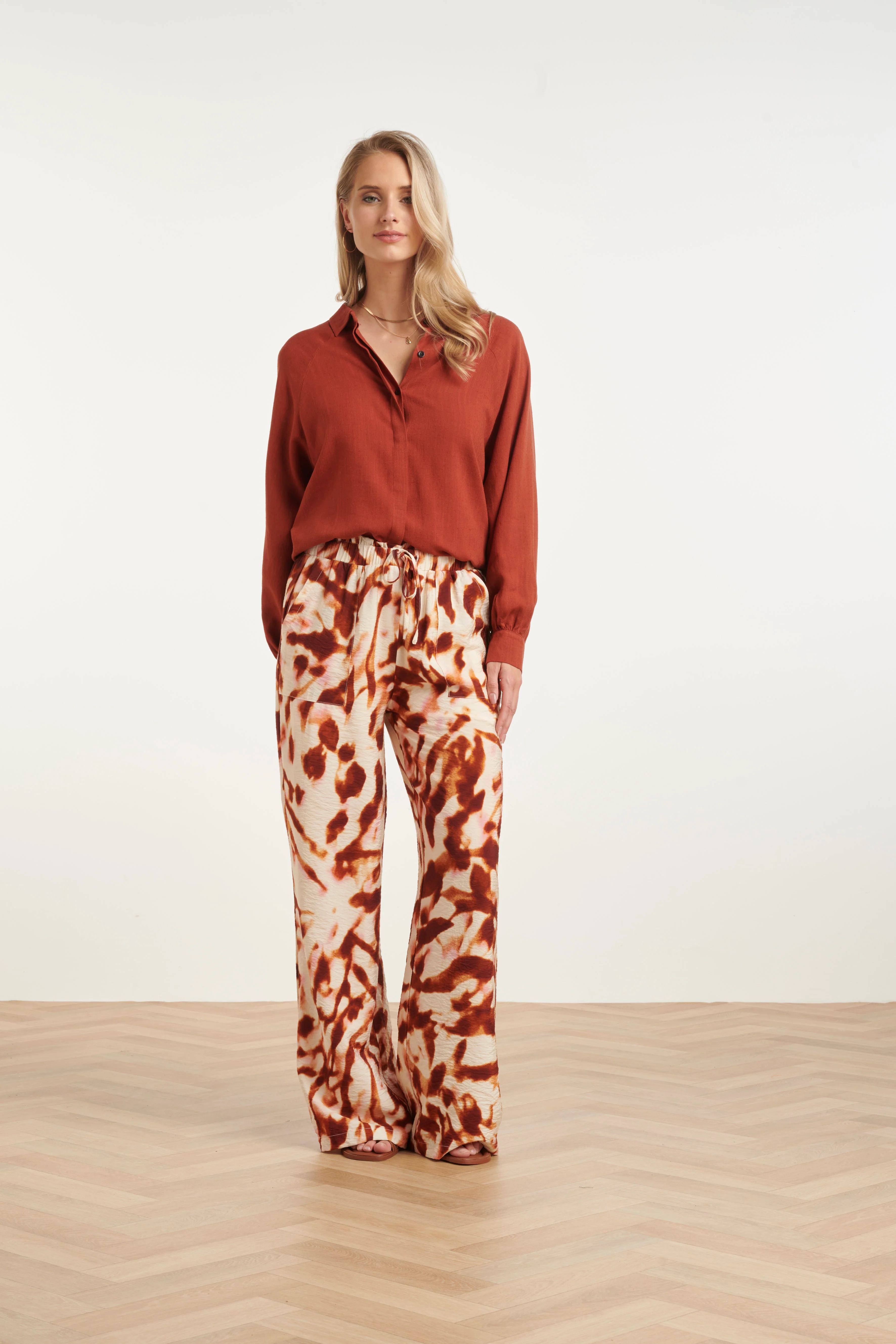 Wijde Broek Met Tie-Dye Look Print In Bruin En Roze | Brique - Muticolour