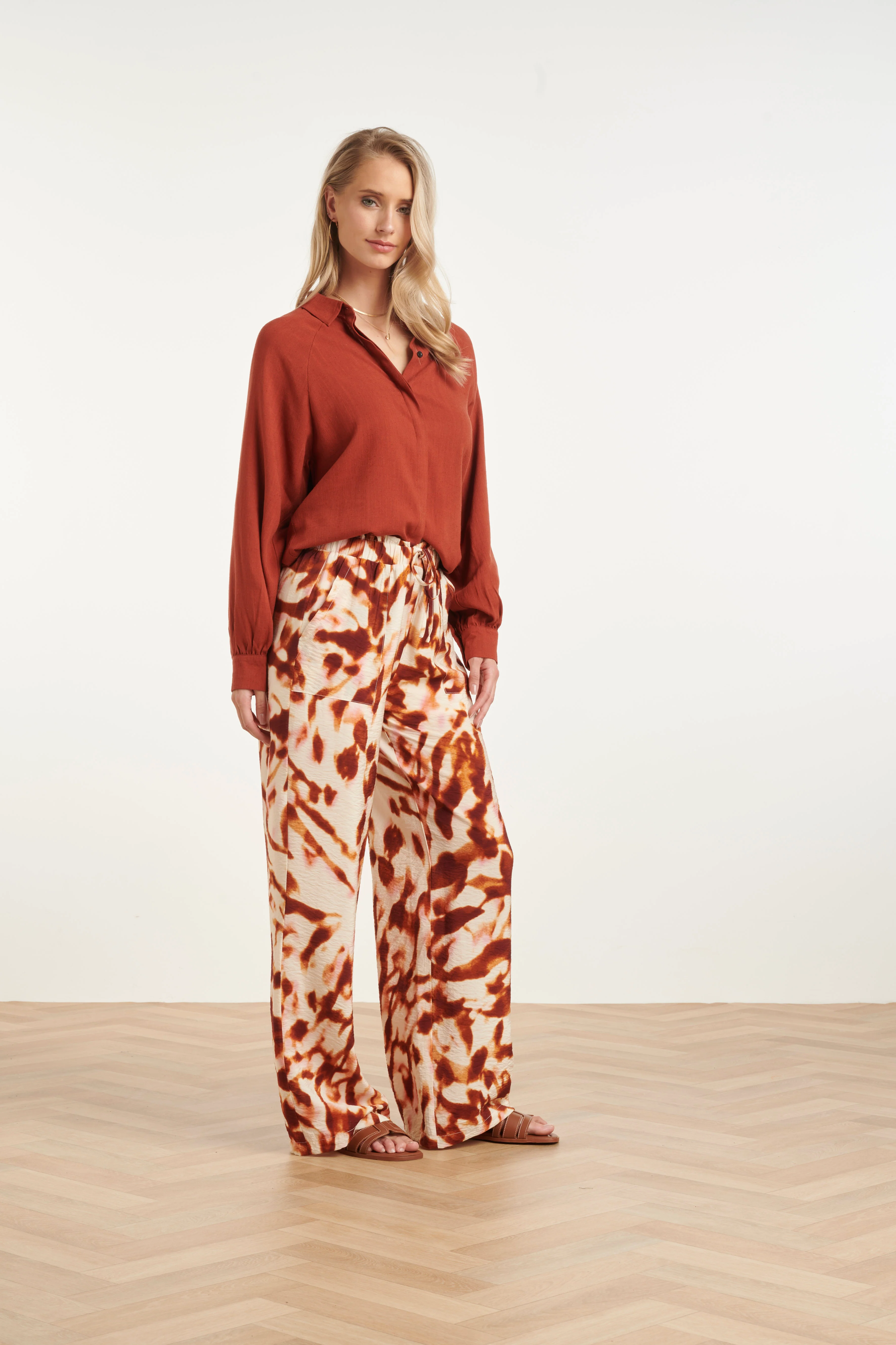 Wijde Broek Met Tie-Dye Look Print In Bruin En Roze | Brique - Muticolour - Image 4