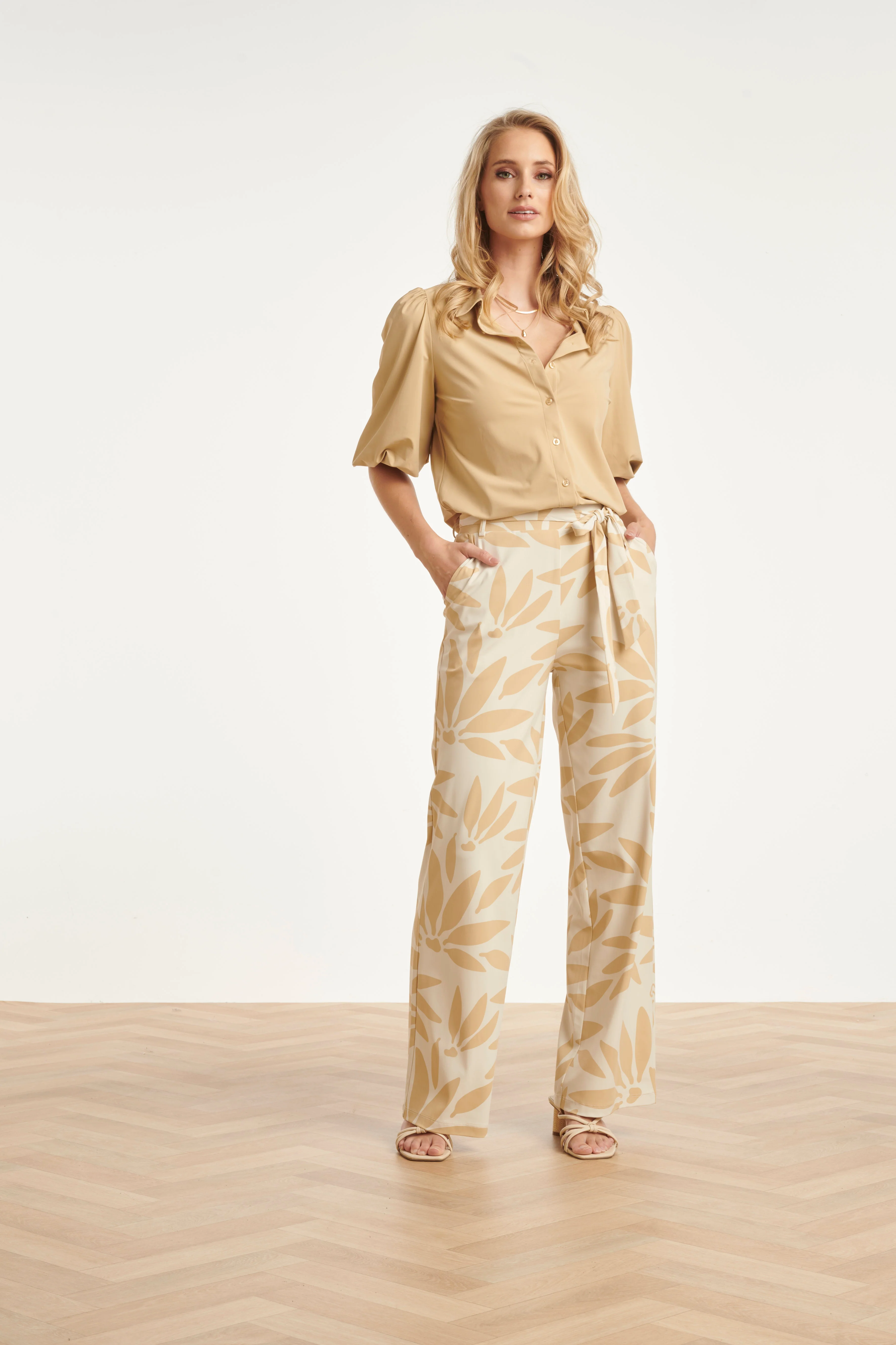 Wijde Dames Broek Met Beige Print In Travel Kwaliteit | Off White - Dark Sand
