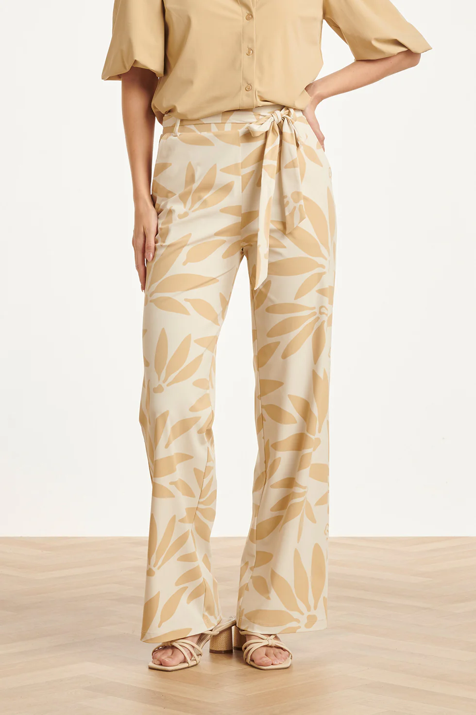 Wijde Dames Broek Met Beige Print In Travel Kwaliteit | Off White - Dark Sand - Image 3