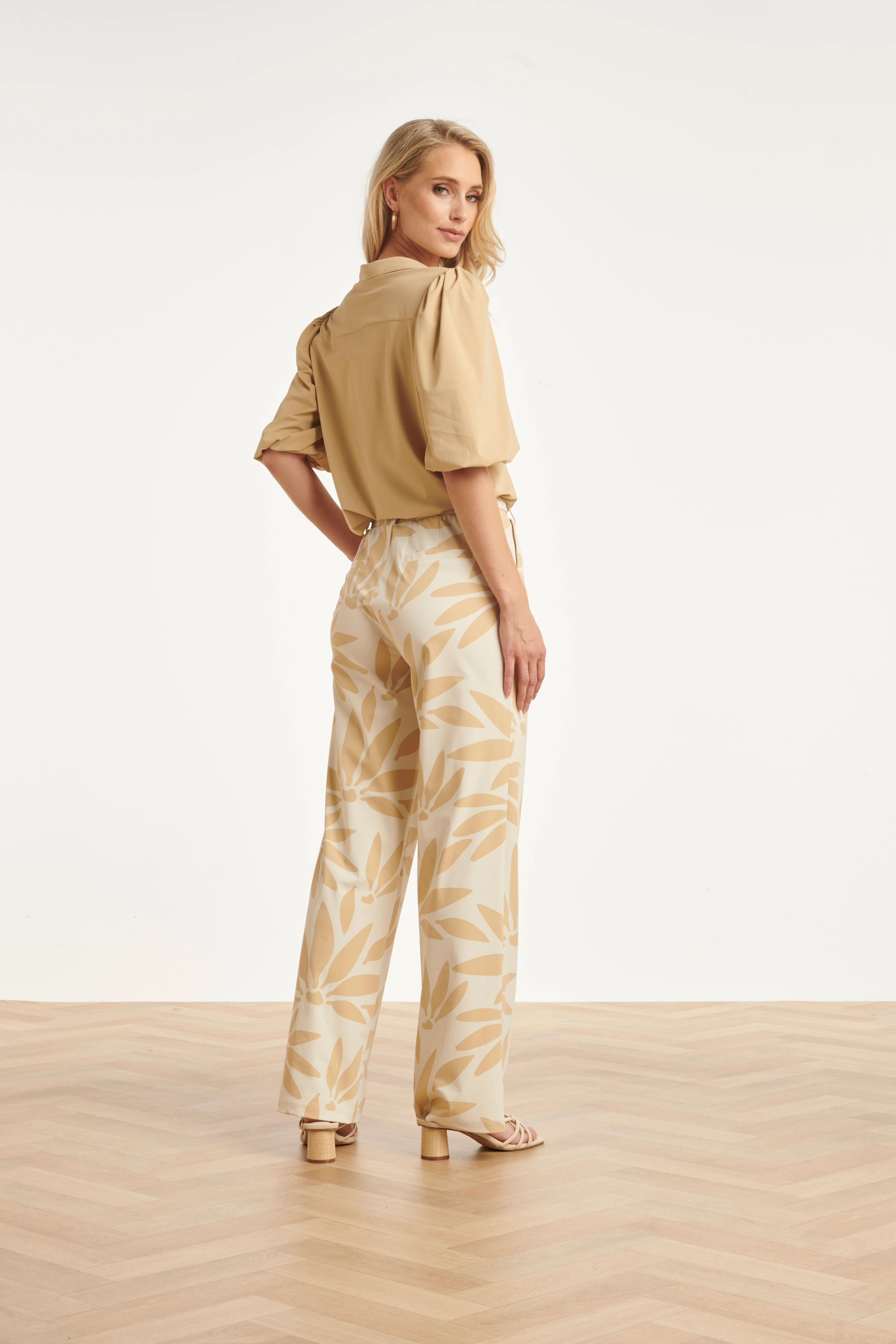 Wijde Dames Broek Met Beige Print In Travel Kwaliteit | Off White - Dark Sand - Image 5