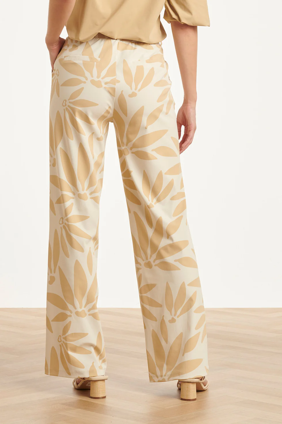 Wijde Dames Broek Met Beige Print In Travel Kwaliteit | Off White - Dark Sand - Image 6
