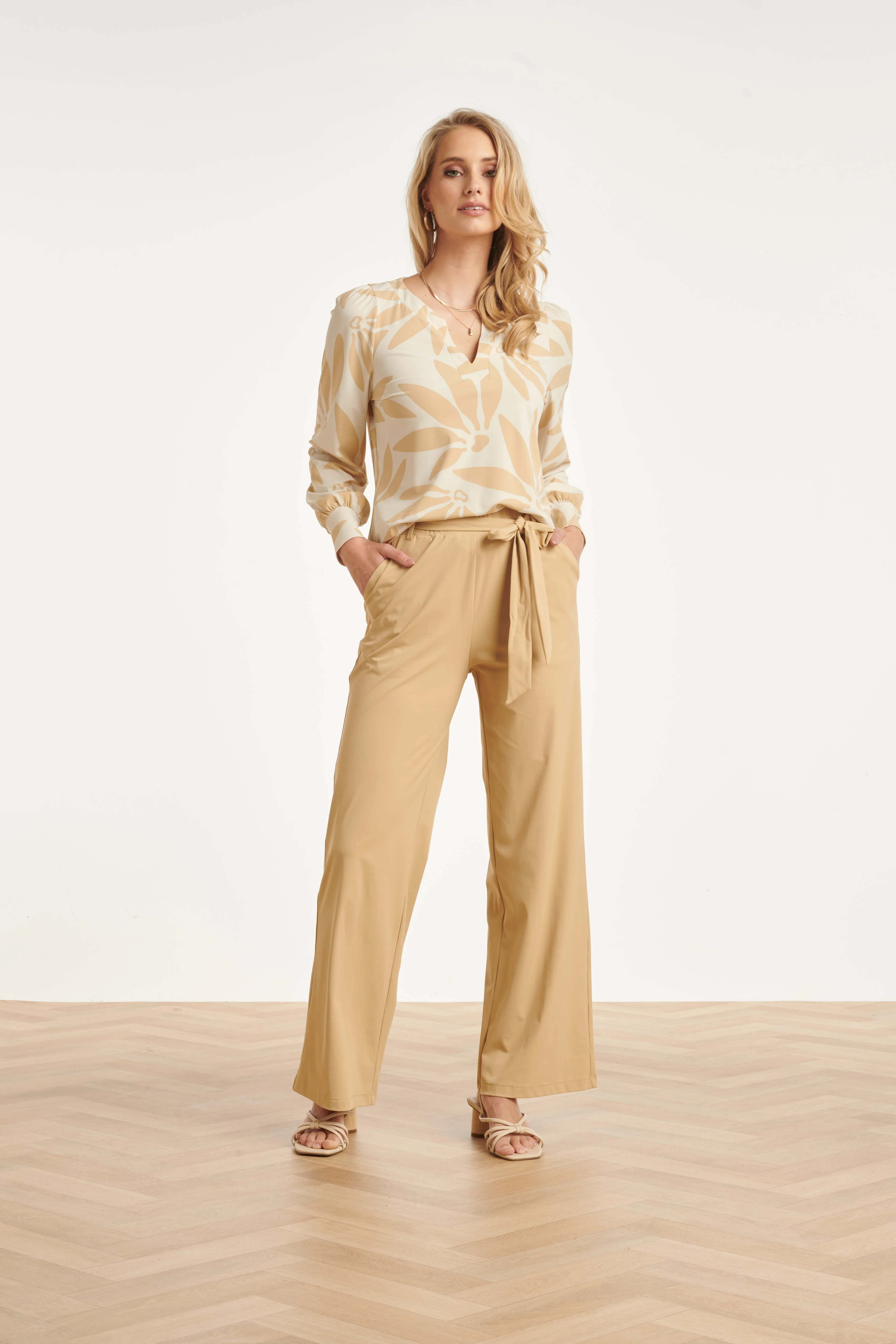 Wijde Pantalon In Comfortabele Travelstof Met Strikceintuur | Dark Sand