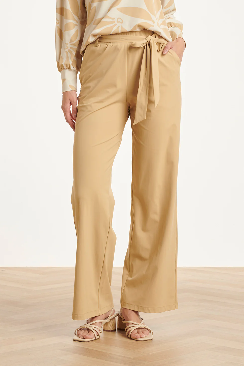 Wijde Pantalon In Comfortabele Travelstof Met Strikceintuur | Dark Sand - Image 3