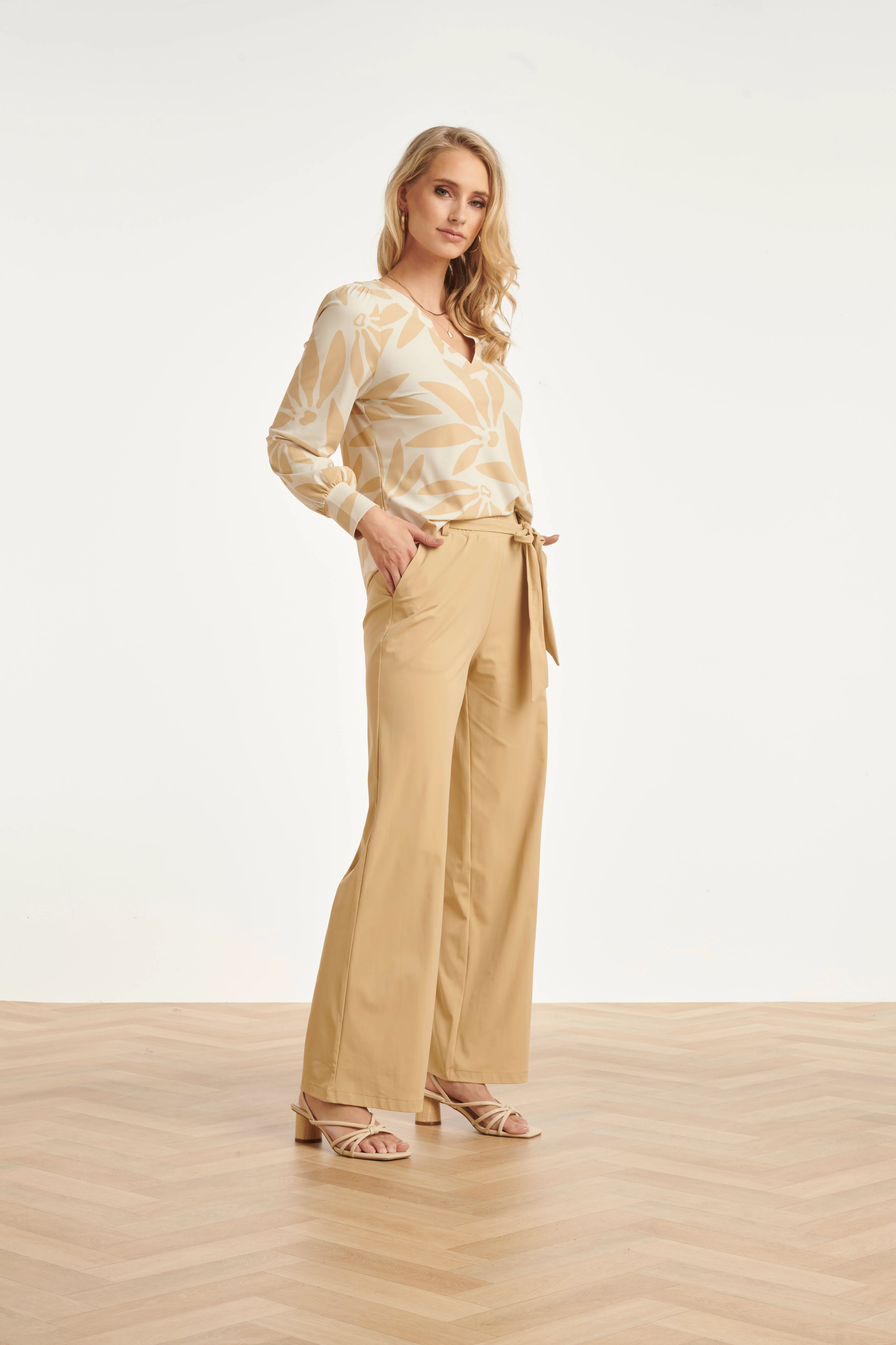 Wijde Pantalon In Comfortabele Travelstof Met Strikceintuur | Dark Sand - Image 4