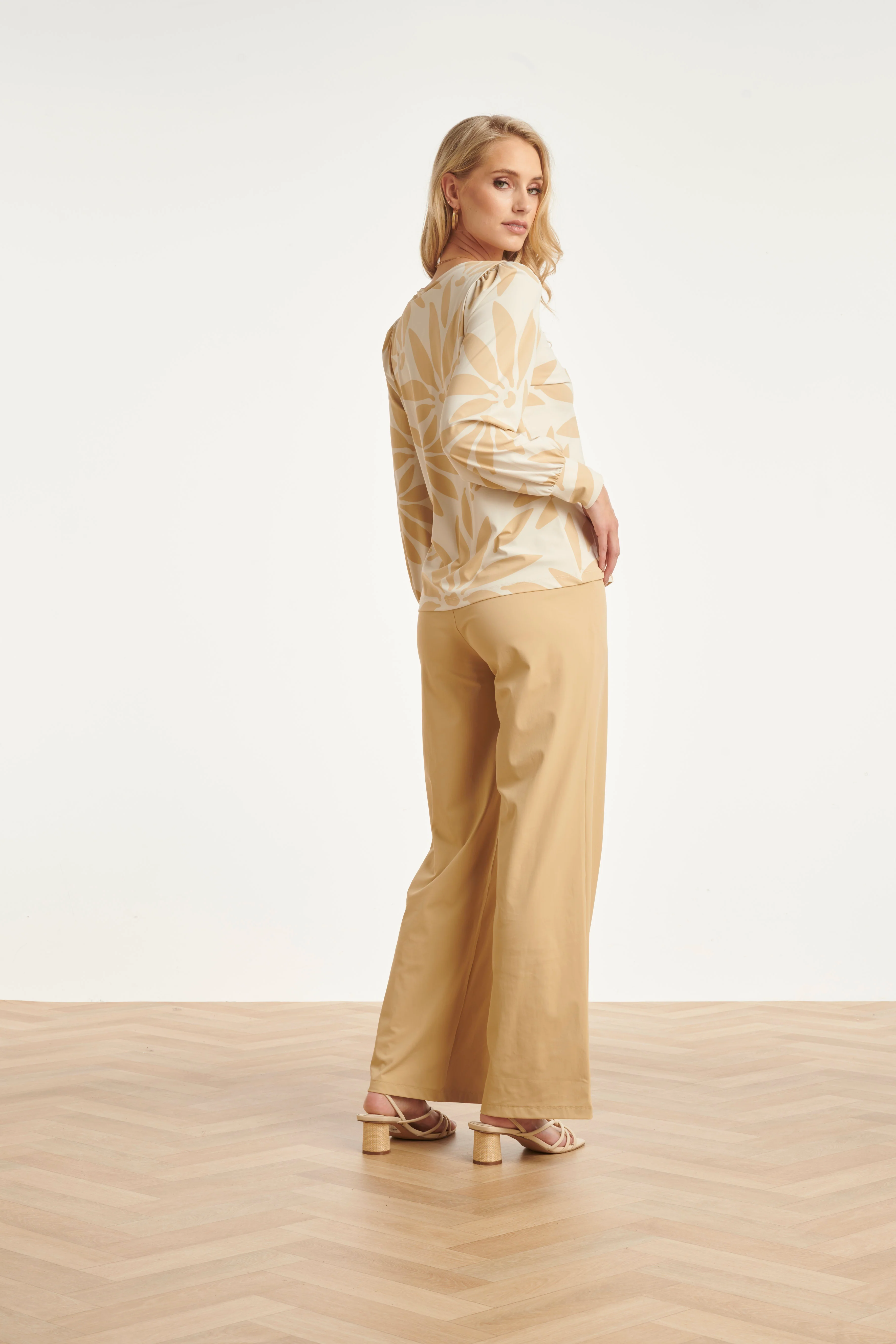 Wijde Pantalon In Comfortabele Travelstof Met Strikceintuur | Dark Sand - Image 5
