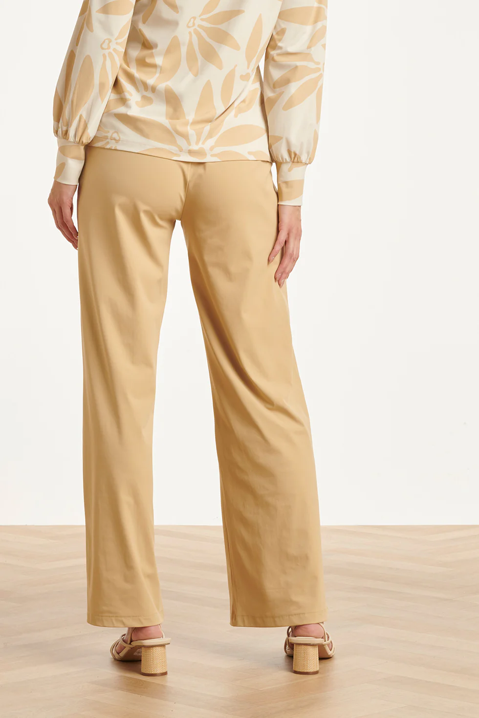 Wijde Pantalon In Comfortabele Travelstof Met Strikceintuur | Dark Sand - Image 6