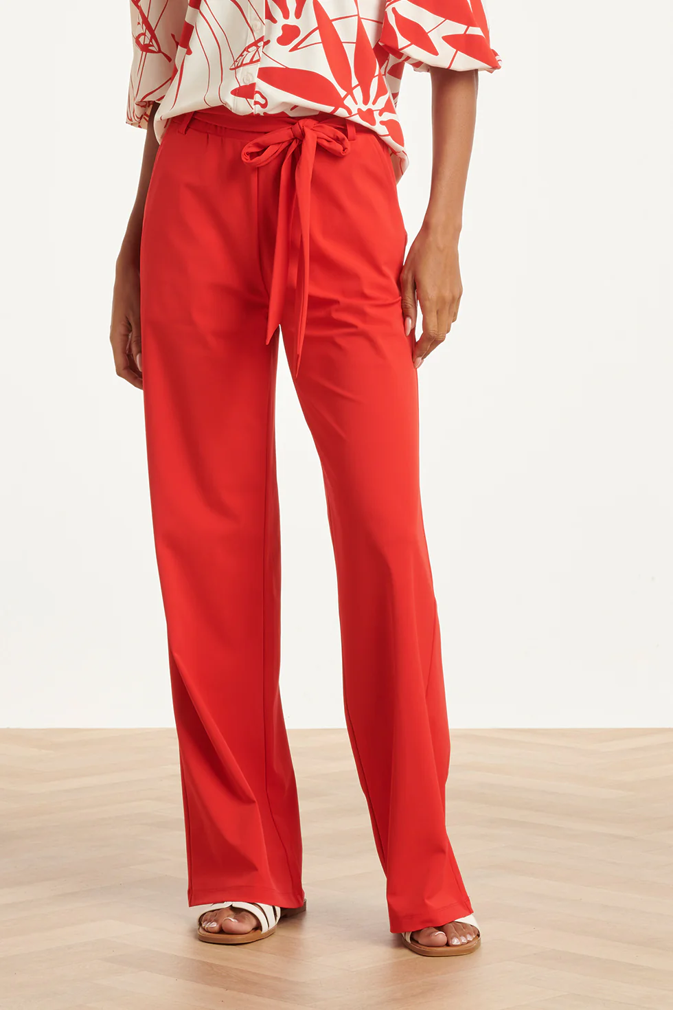 Wijde Pantalon In Comfortabele Travelstof Met Strikceintuur | Red - Image 3