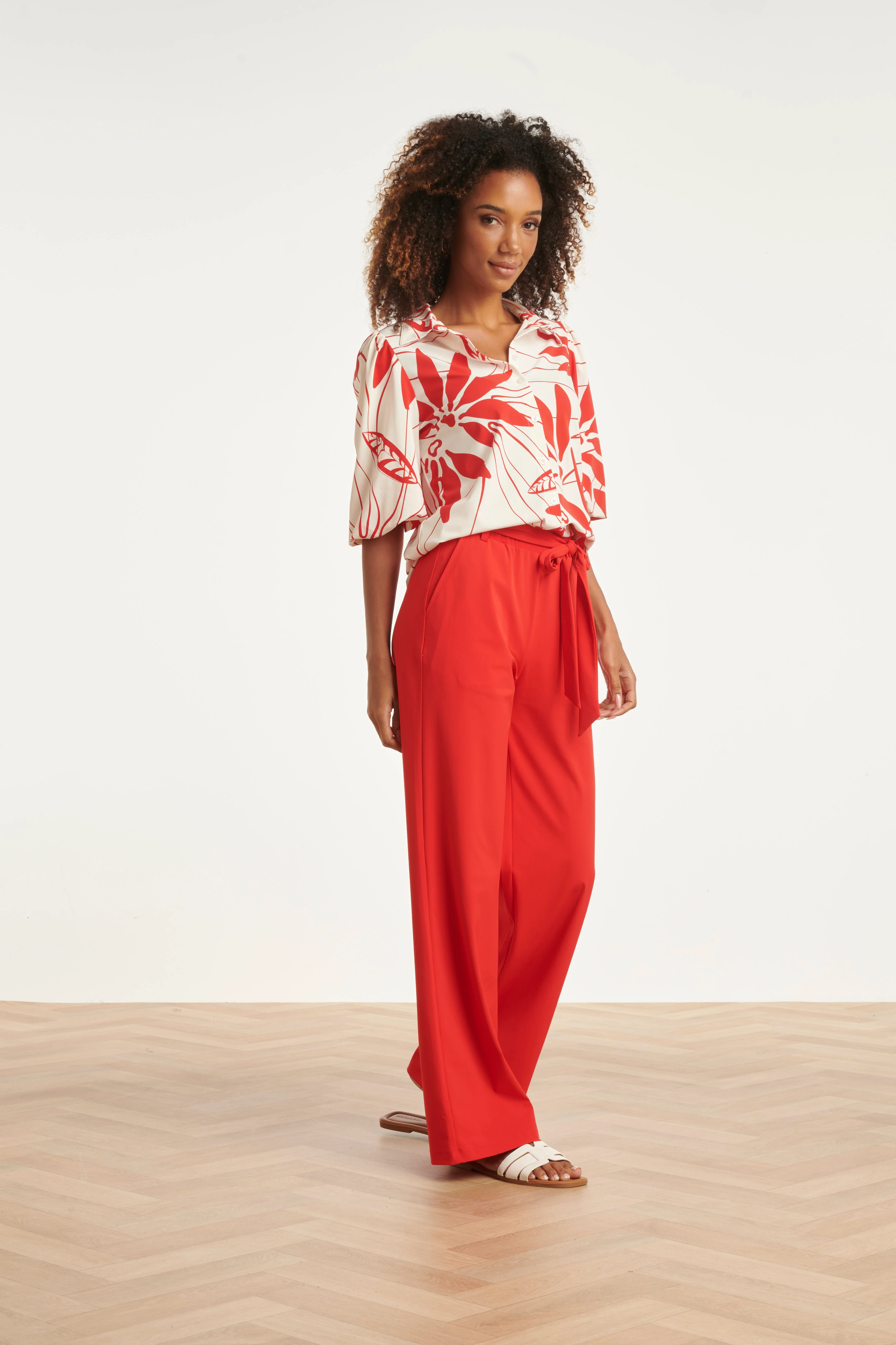 Wijde Pantalon In Comfortabele Travelstof Met Strikceintuur | Red - Image 4