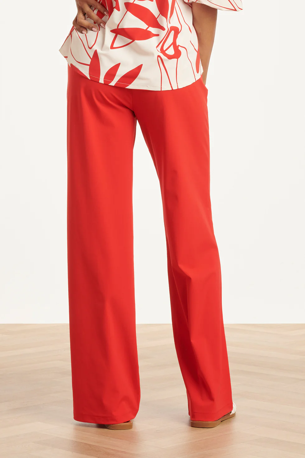 Wijde Pantalon In Comfortabele Travelstof Met Strikceintuur | Red - Image 6