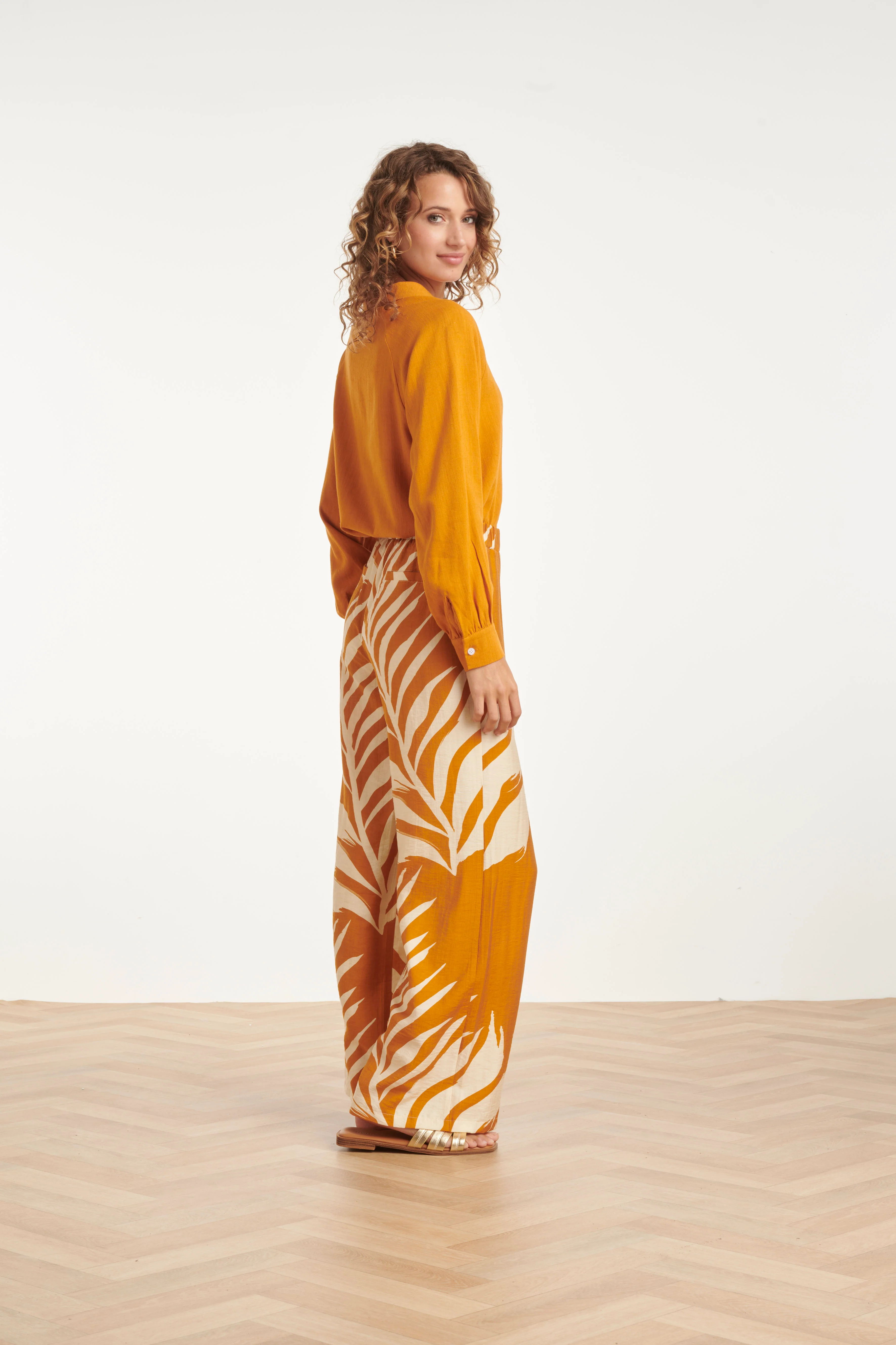 Wijde Pantalon Met Botanische Blad Print - Oker Geel | Mustard - Off White - Image 5