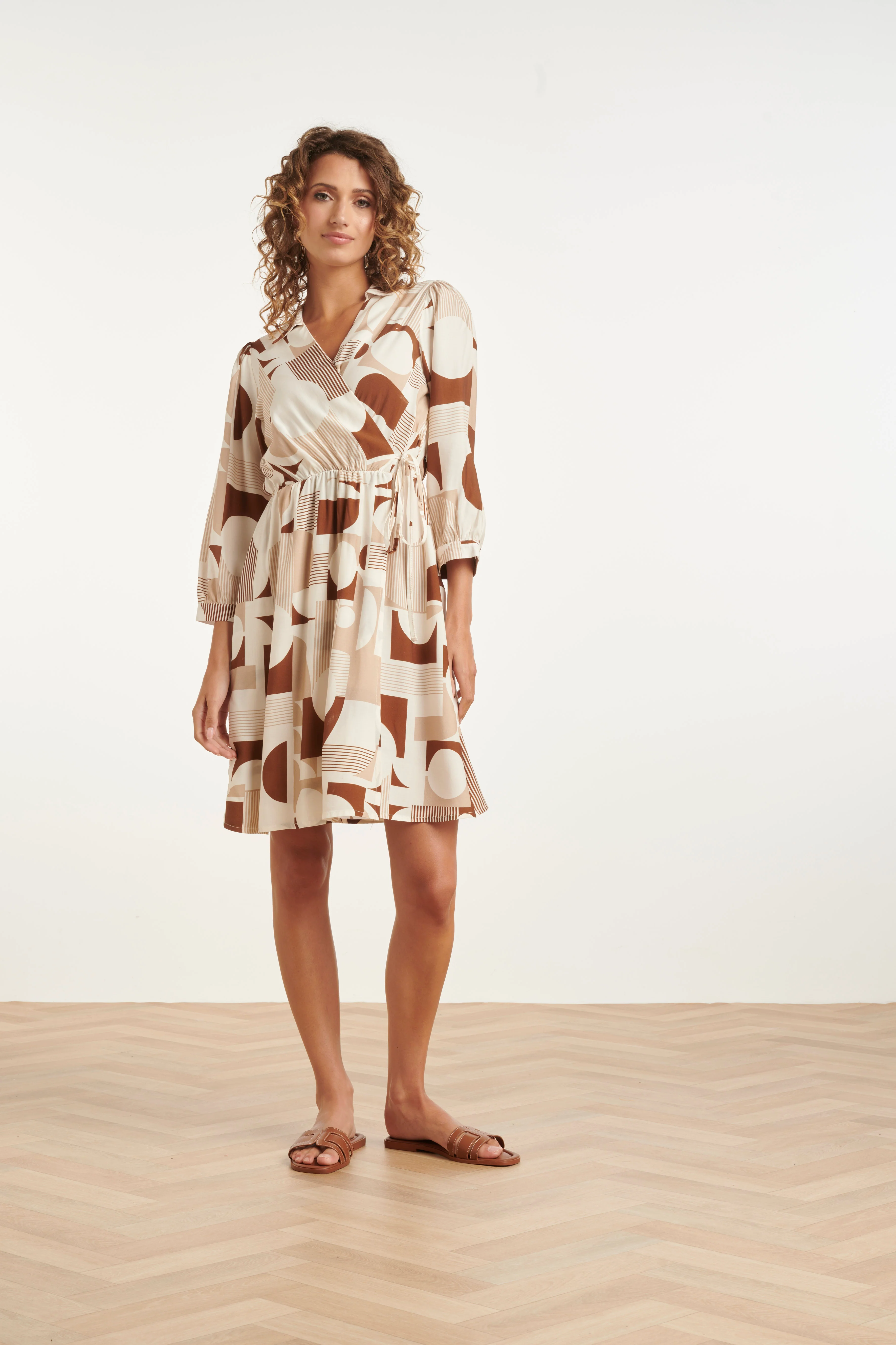 Wikkeljurk Met Geometrische Print En Kraag In Terra Cotta En Beige | Dark Sand - Brown