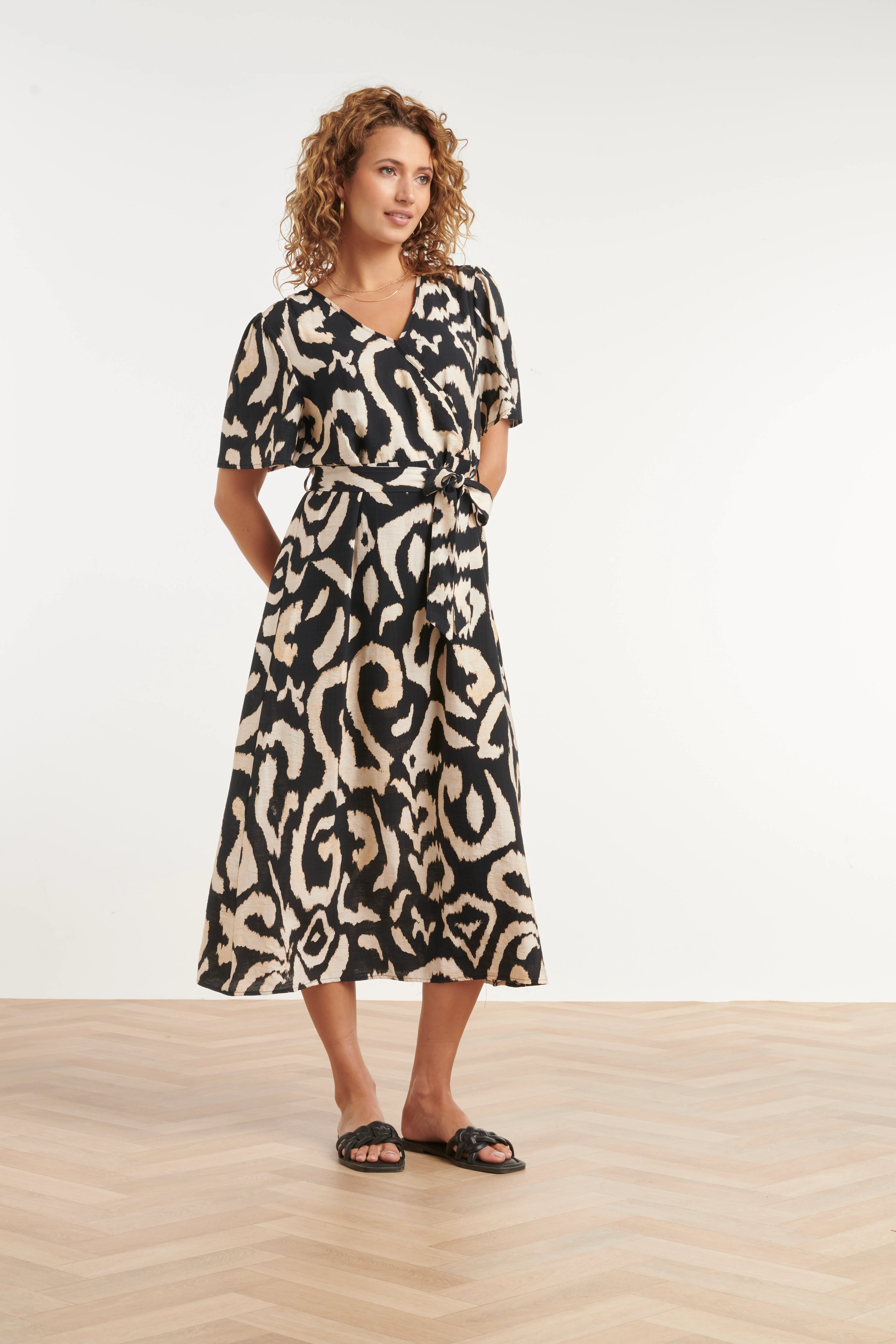 Wikkeljurk Met Zwart-Beige Dieren Print En Ceintuur | Black White - Image 4