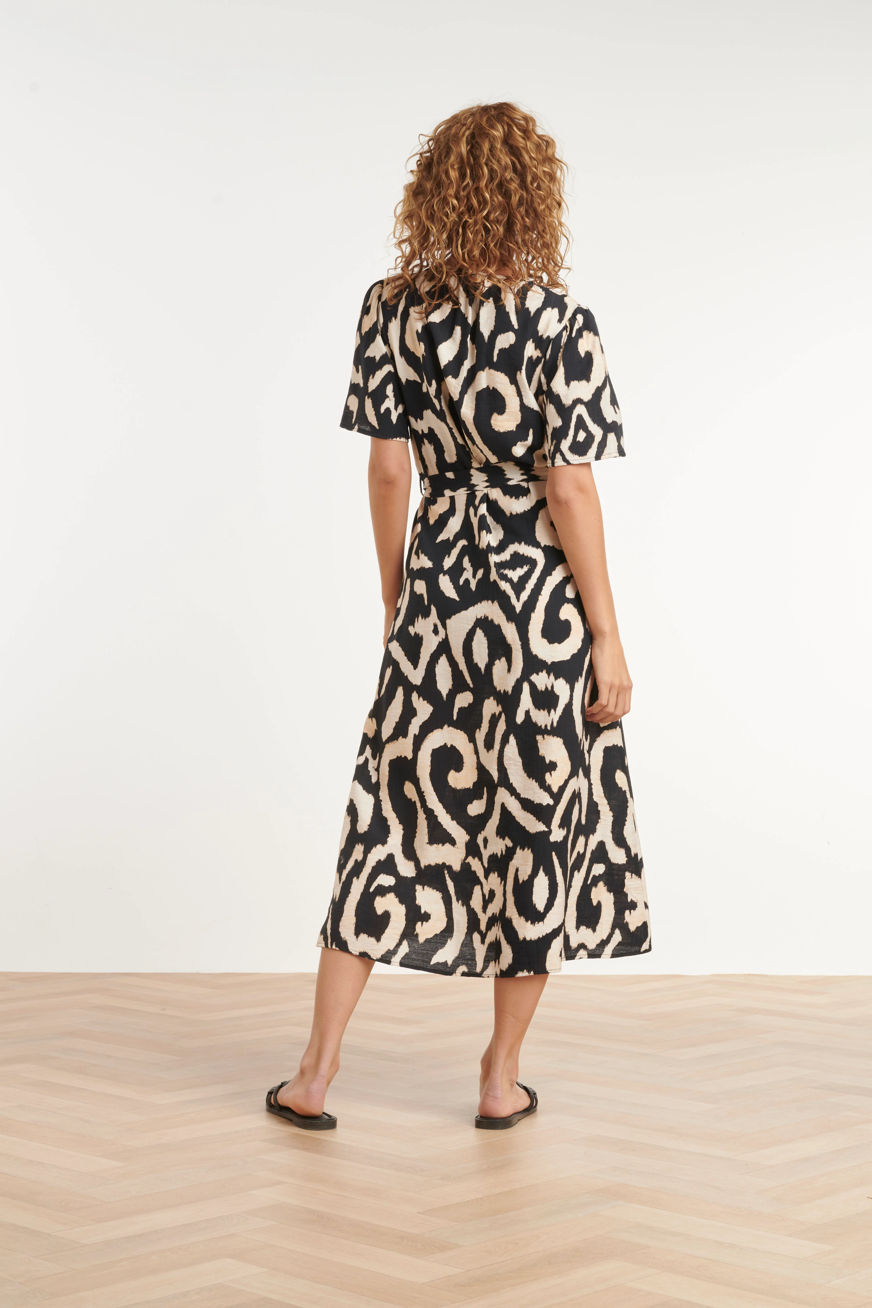Wikkeljurk Met Zwart-Beige Dieren Print En Ceintuur | Black White - Image 6