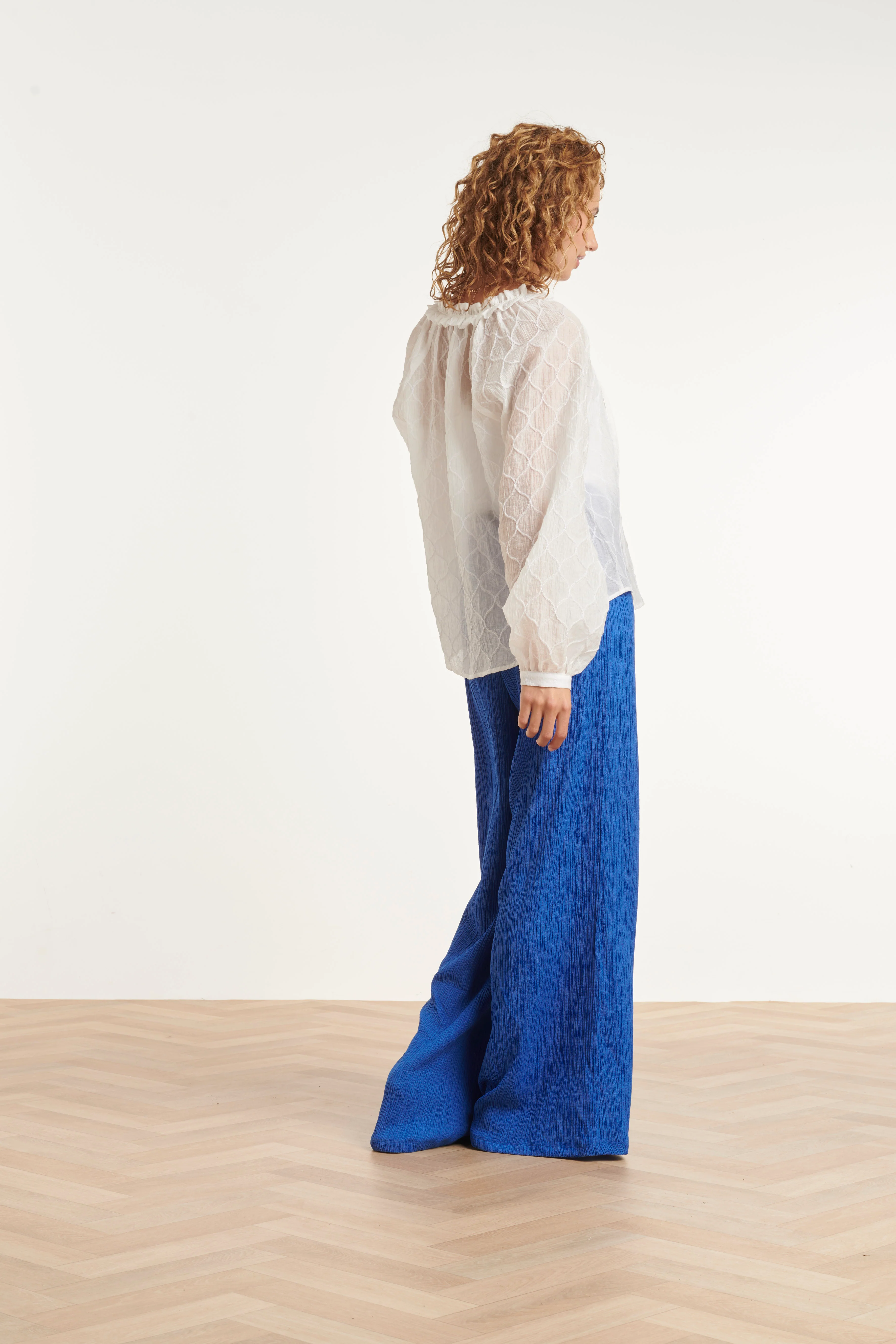 Witte Blouse Met Structuur En Ruffle Halsdetail | Off White - Image 5