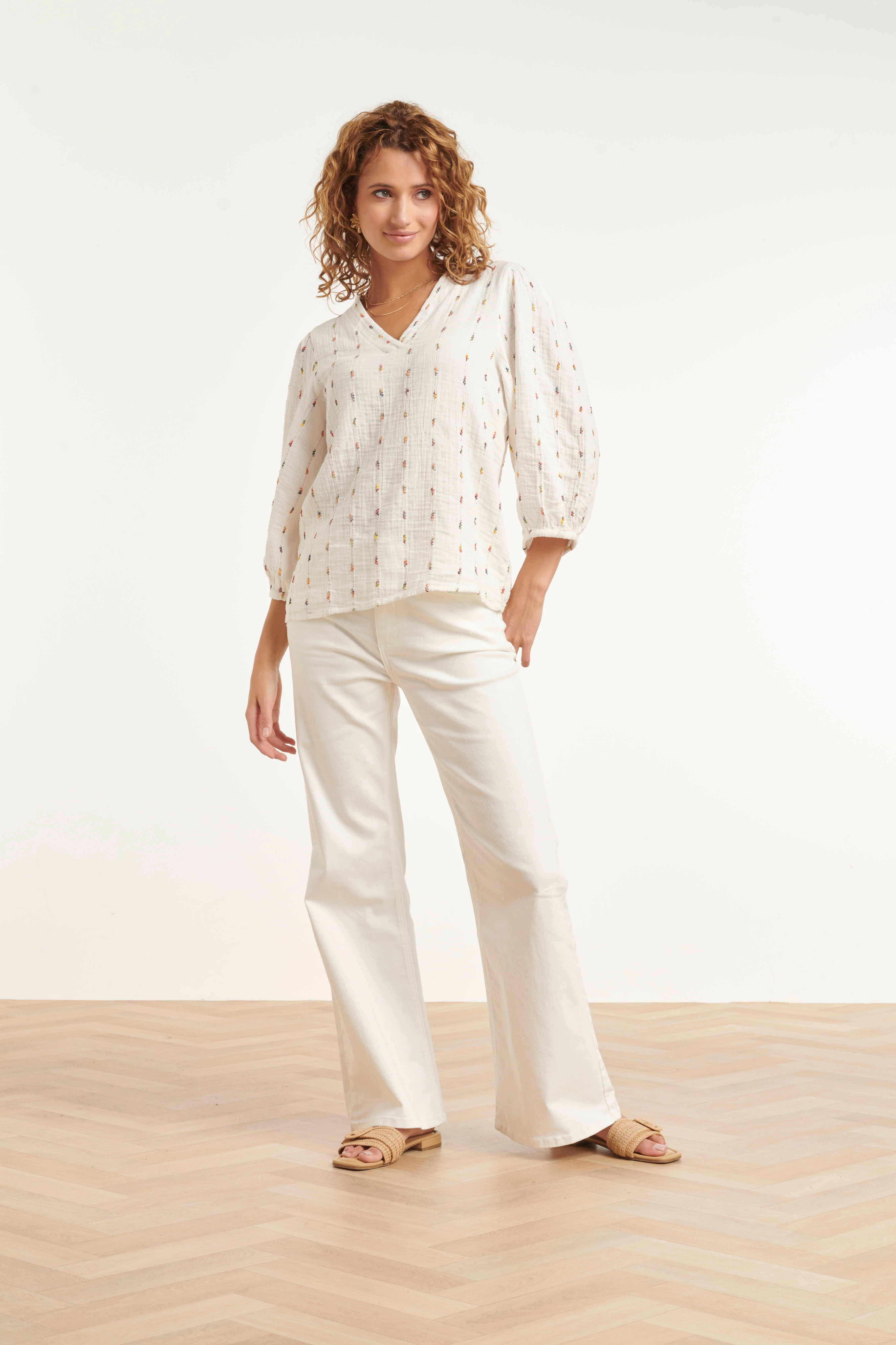 Witte Blouse Met Subtiele Multicolor Details En V-Hals | Off White - Image 3