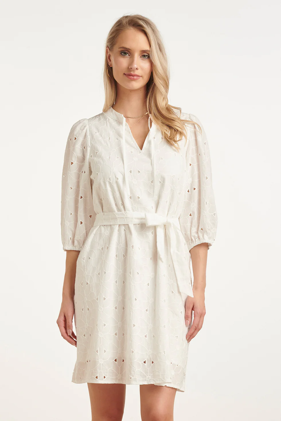 Witte Broderie Jurk Met V-Hals En Strikceintuur | White
