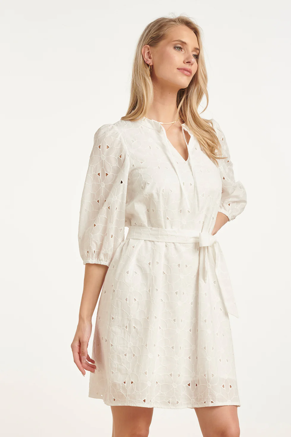 Witte Broderie Jurk Met V-Hals En Strikceintuur | White - Image 4