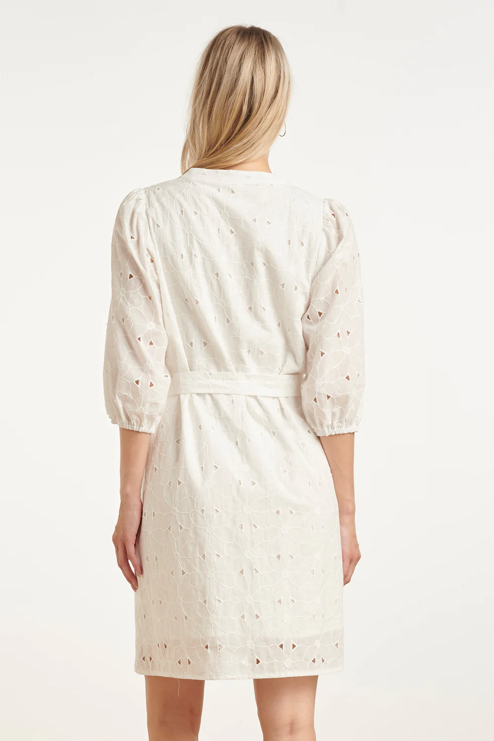 Witte Broderie Jurk Met V-Hals En Strikceintuur | White - Image 6