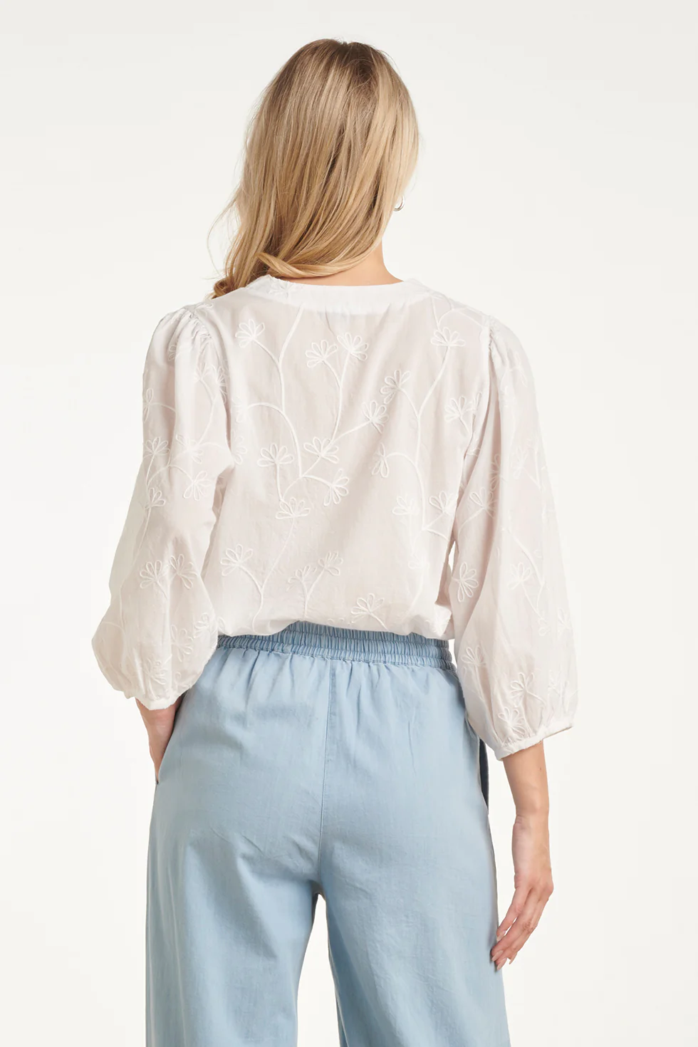 Witte Elegante Blouse Met V-Hals En Bloemrijk Borduurwerk | White - Image 12