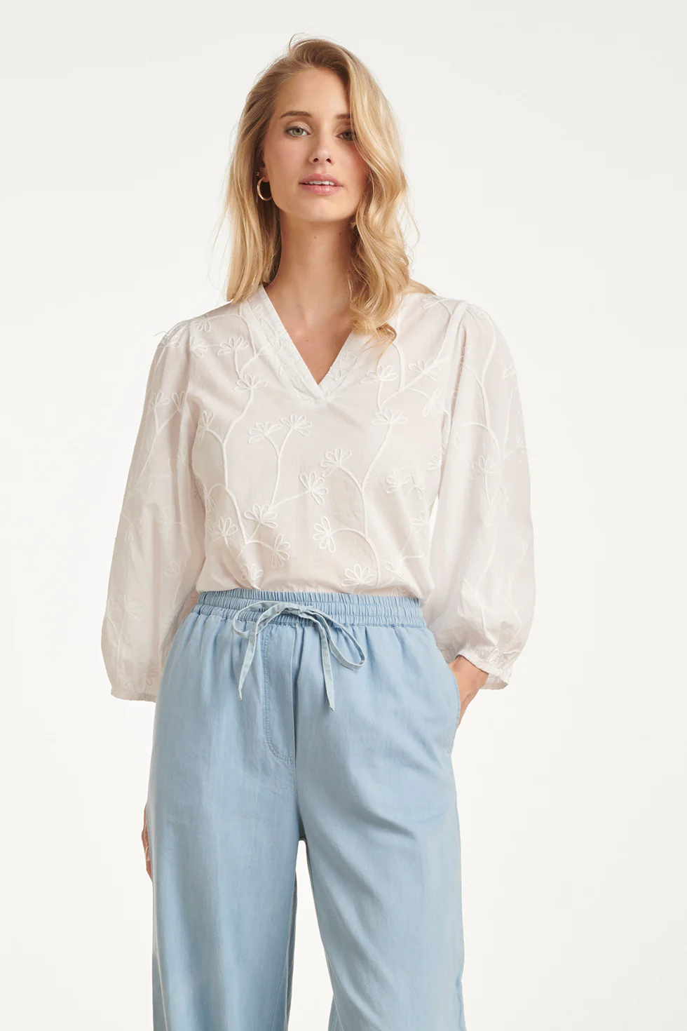 Witte Elegante Blouse Met V-Hals En Bloemrijk Borduurwerk | White - Image 2