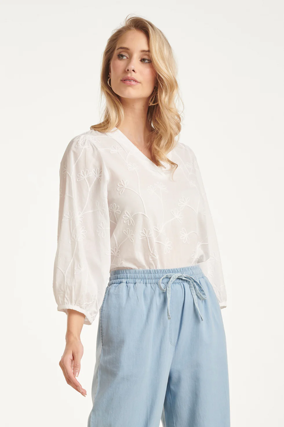 Witte Elegante Blouse Met V-Hals En Bloemrijk Borduurwerk | White - Image 8