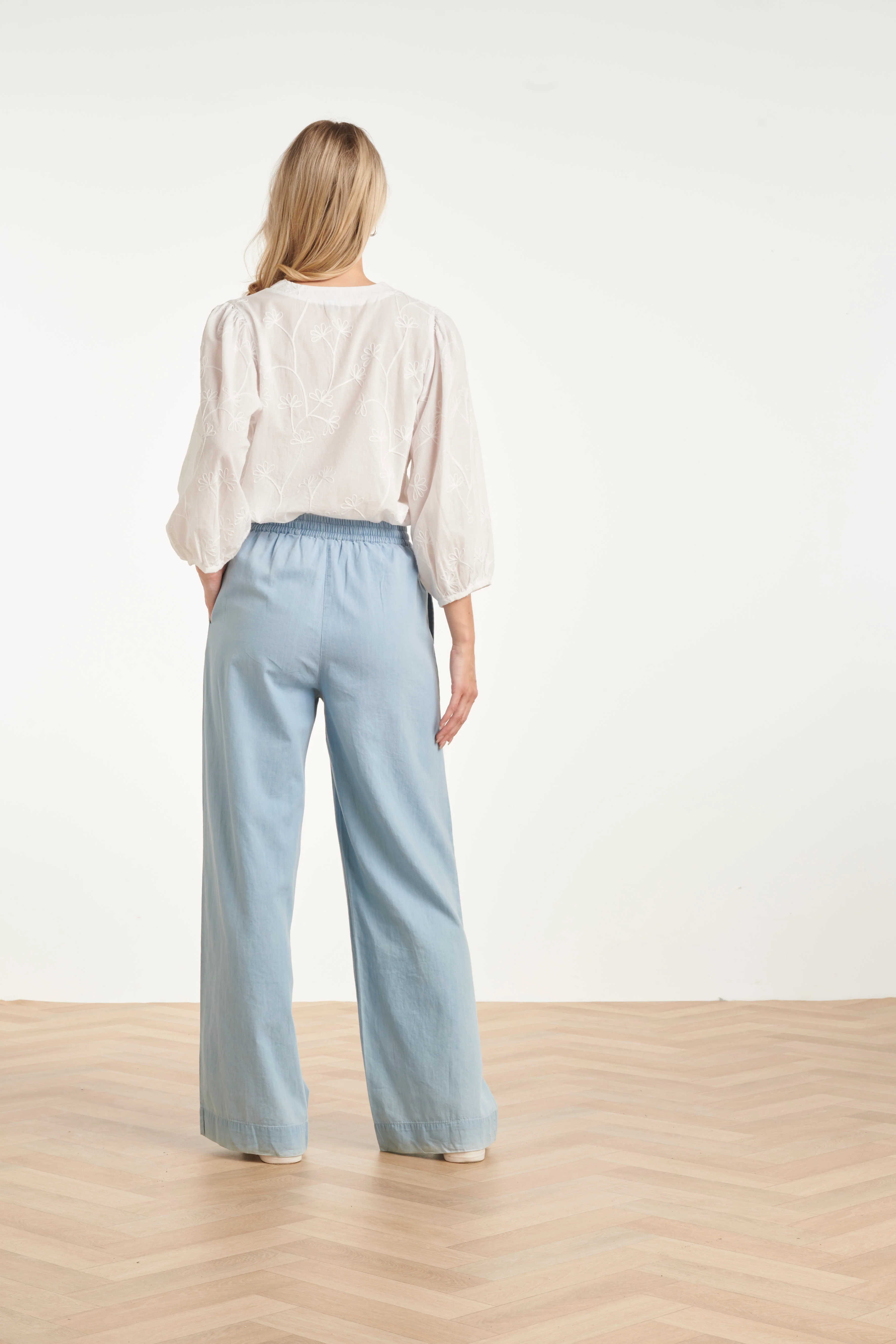Witte Elegante Blouse Met V-Hals En Bloemrijk Borduurwerk | White - Image 9