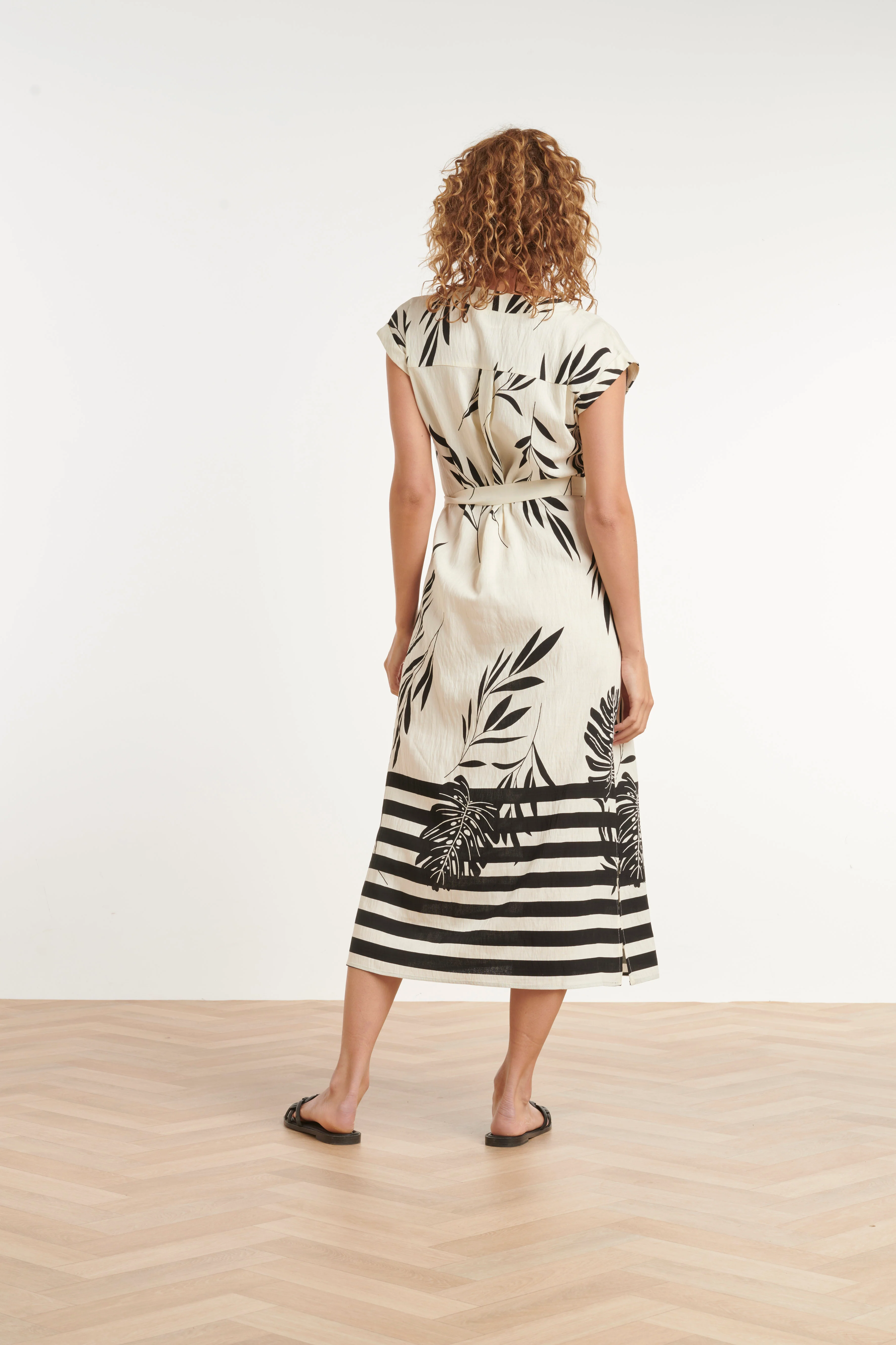 Witte Maxi Jurk Met Zwarte Bladerenprint En Gestreepte Zoom | Black White - Image 6