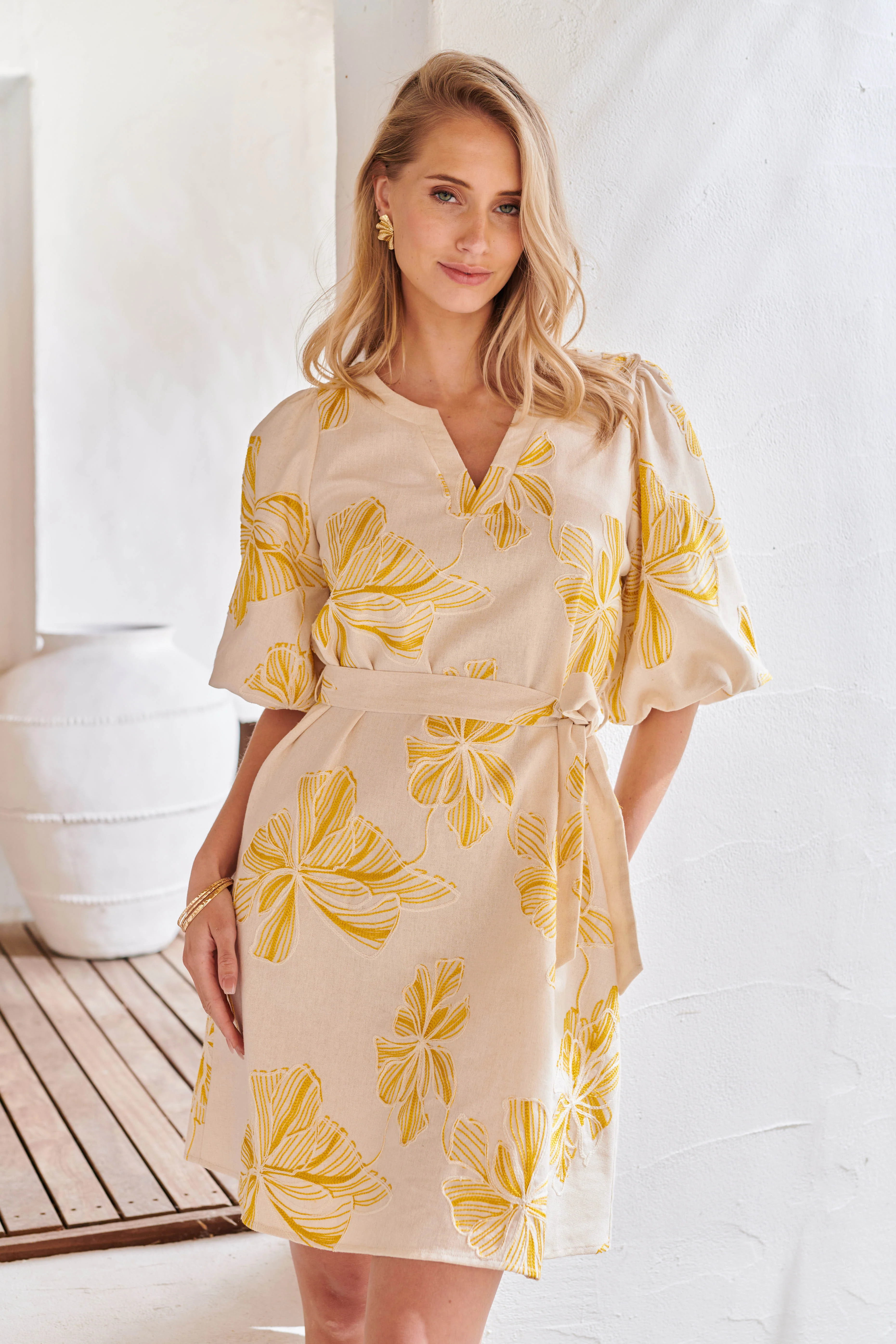 Zomerjurk Met Geel Geborduurde Bloemen En Tailleceintuur | Sand - Yellow - Image 12