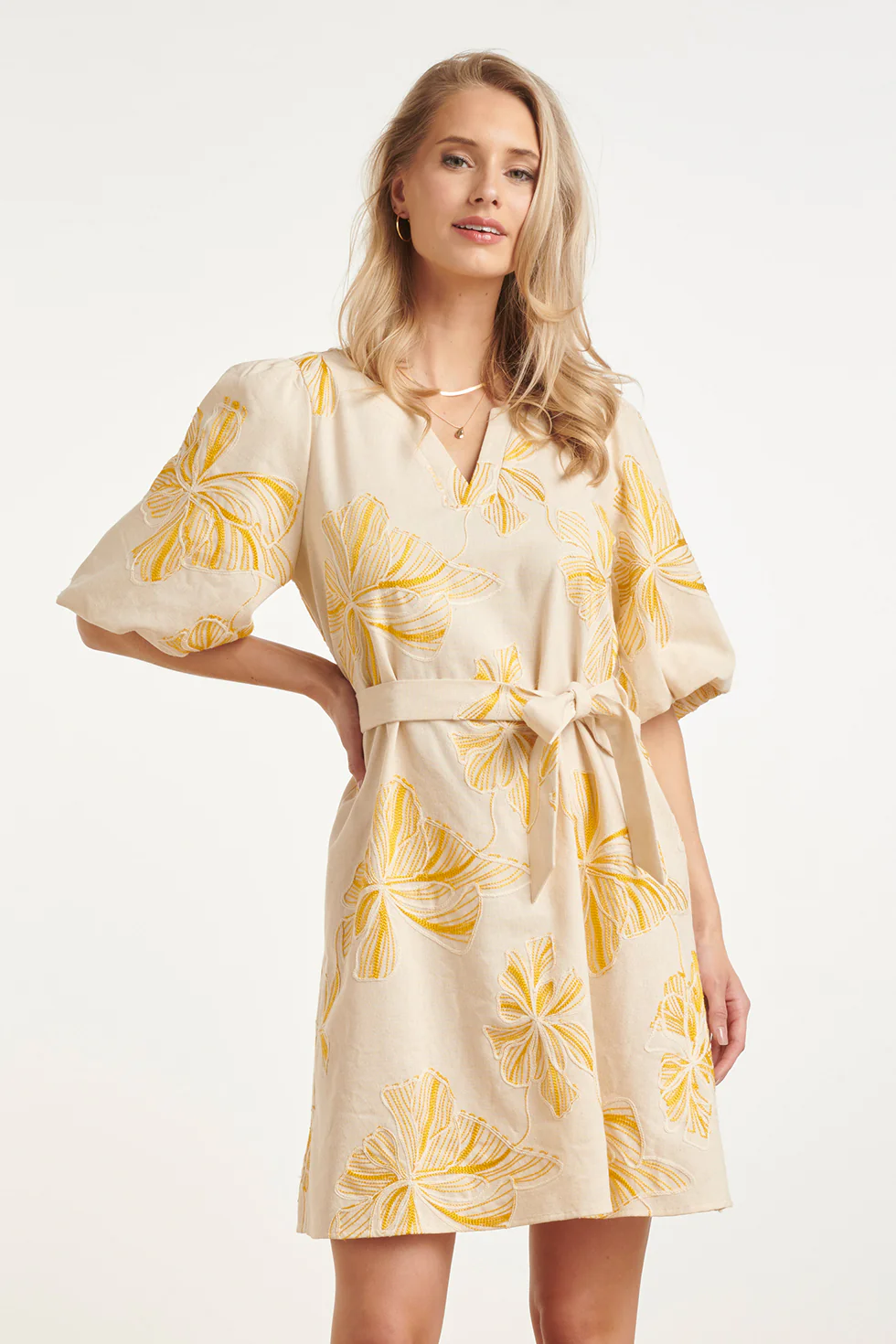 Zomerjurk Met Geel Geborduurde Bloemen En Tailleceintuur | Sand - Yellow - Image 15