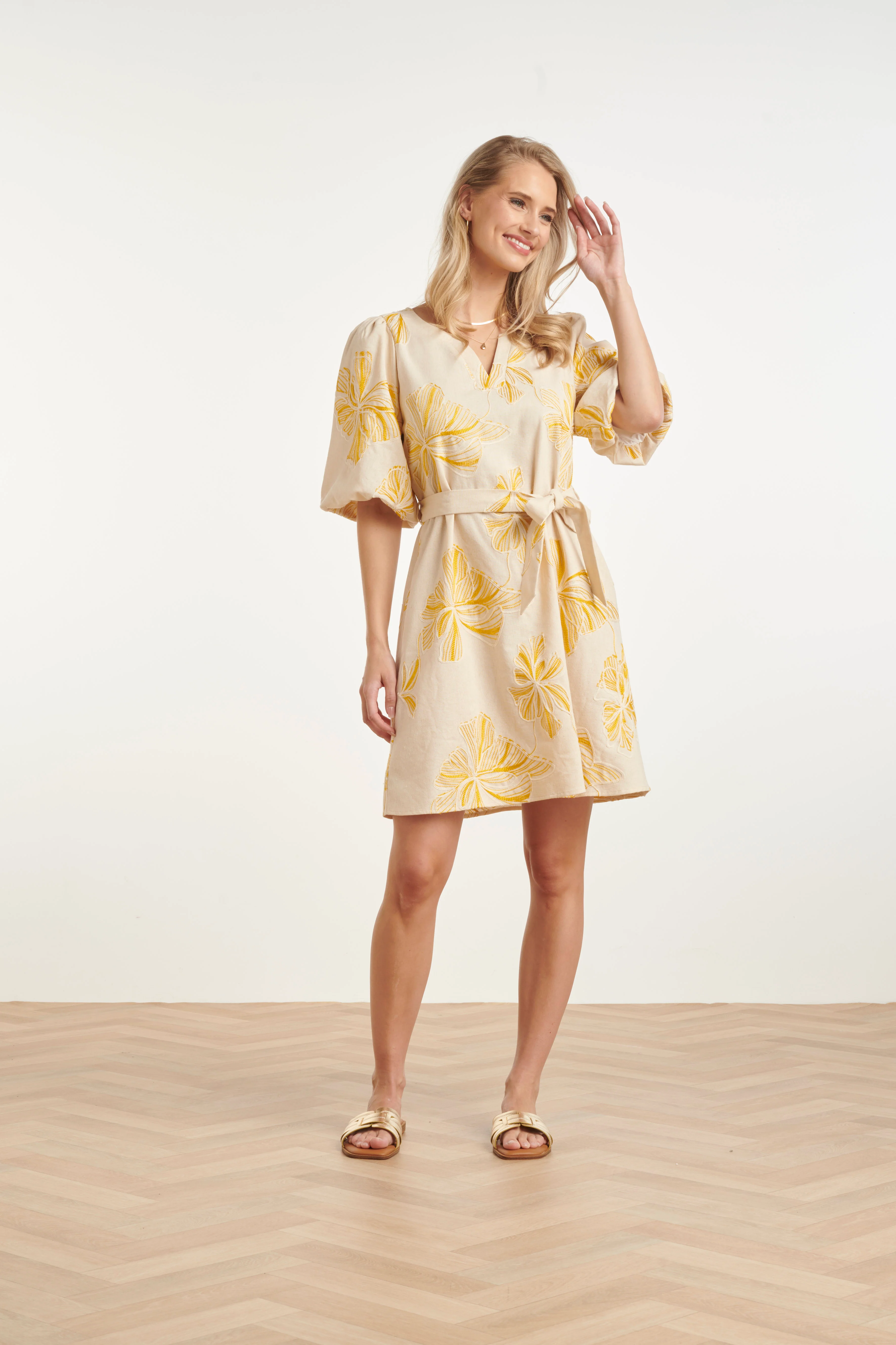 Zomerjurk Met Geel Geborduurde Bloemen En Tailleceintuur | Sand - Yellow - Image 5