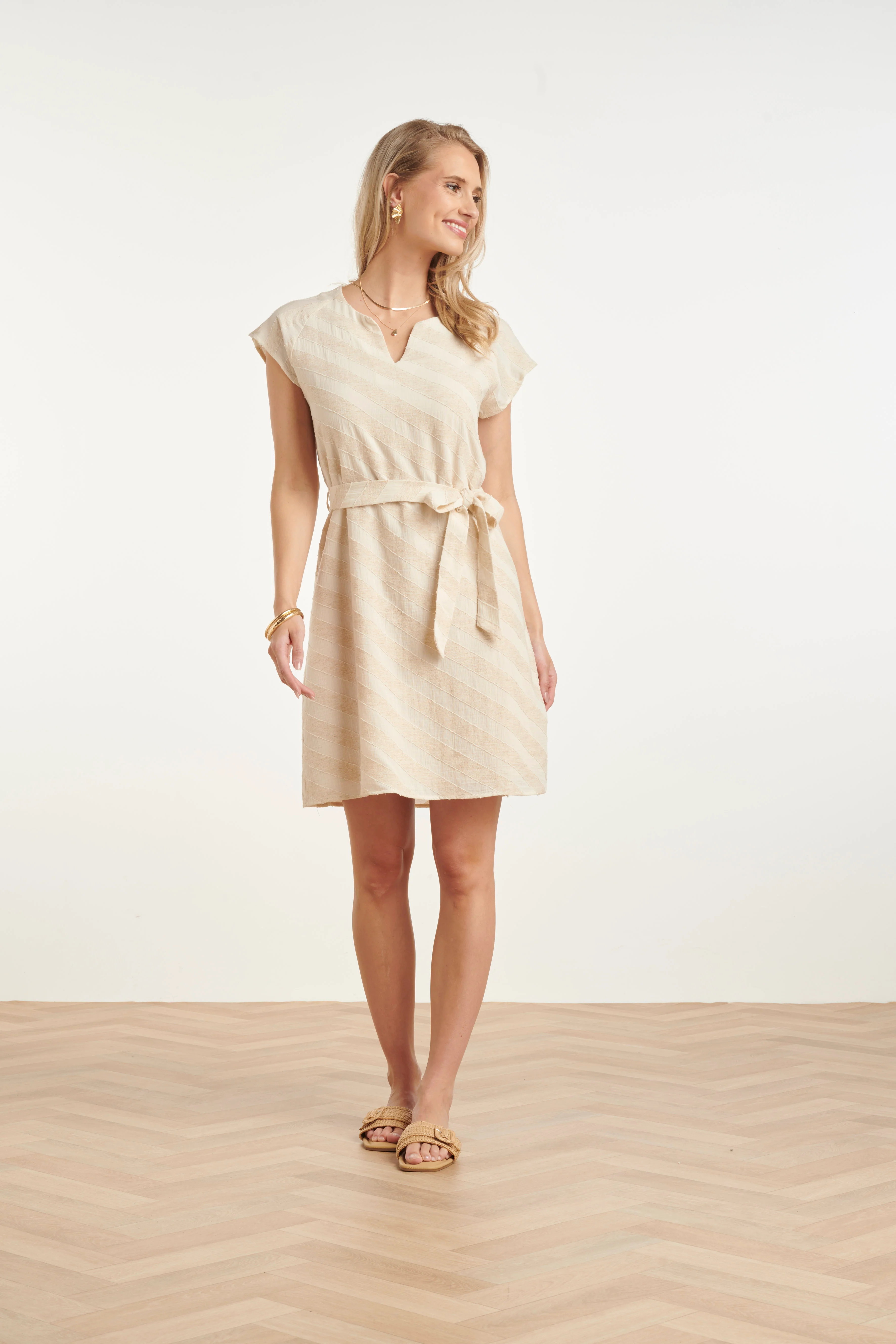 Zomerse Jurk Met Taillelint En Diagonale Print | Sand - Dark Sand - Image 3