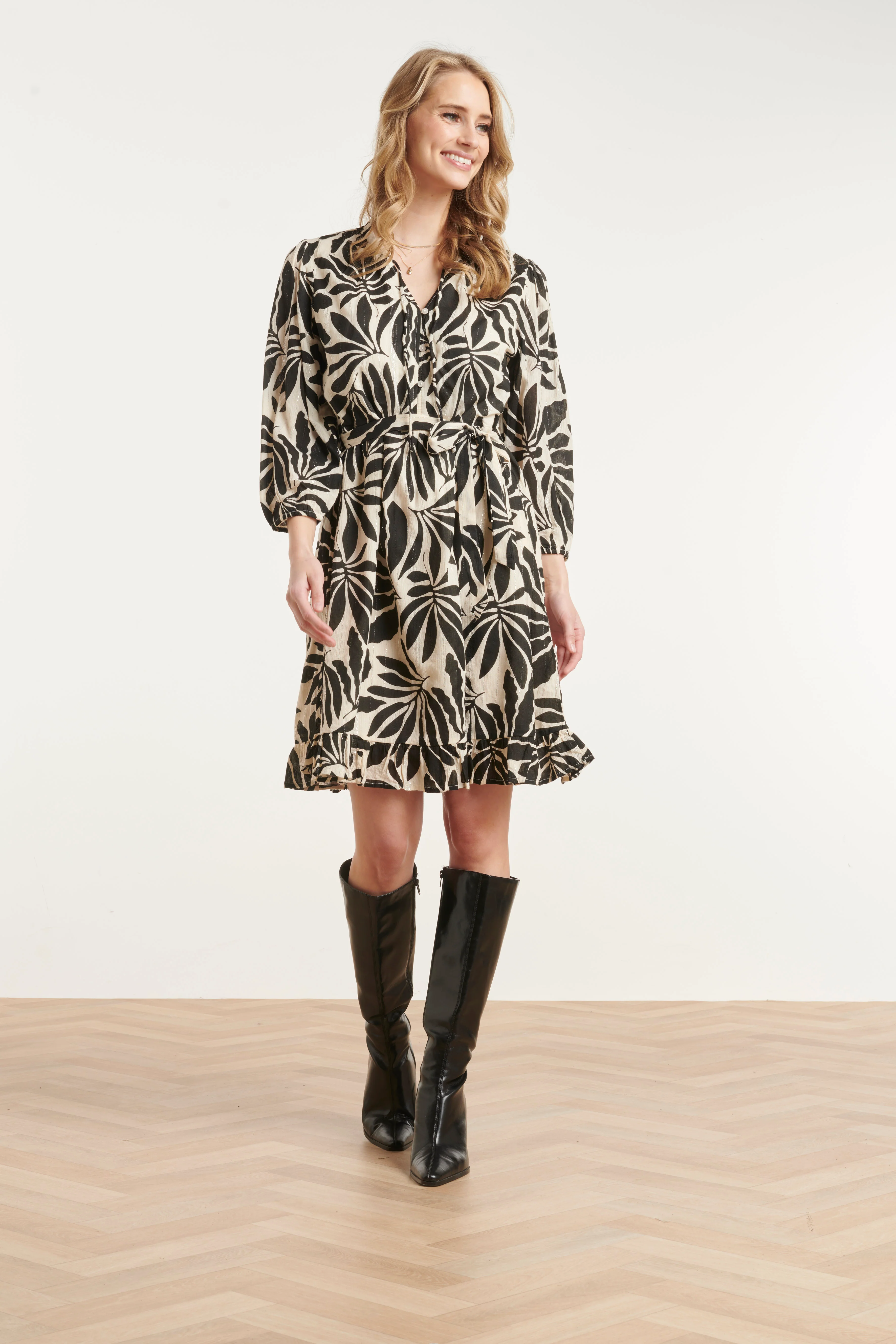 Zwart-Beige Bladerenprint Jurk Met Ceintuur | Black White - Image 3