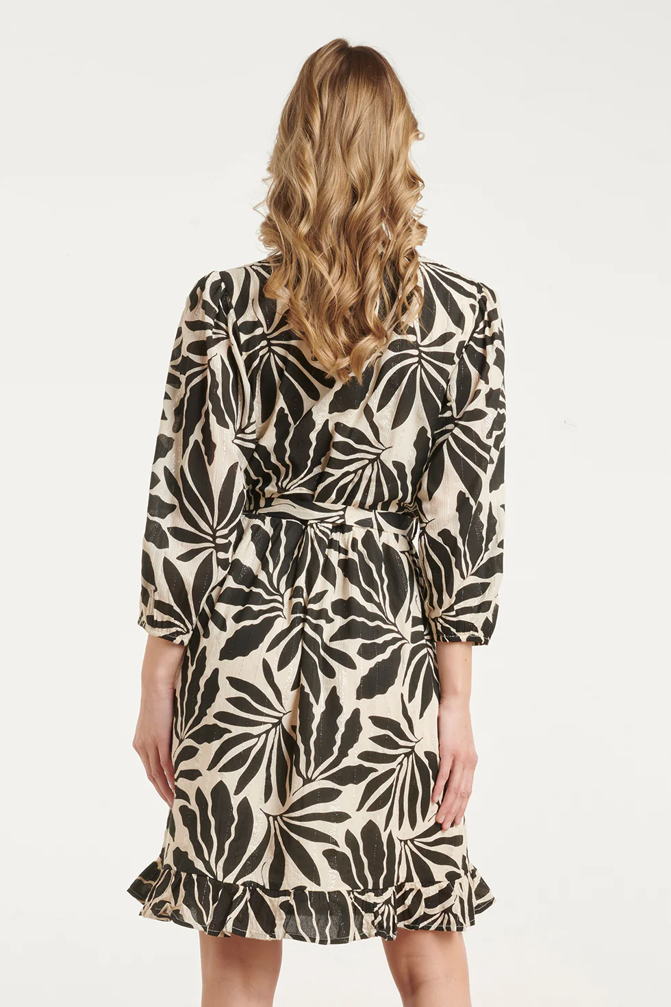 Zwart-Beige Bladerenprint Jurk Met Ceintuur | Black White - Image 6