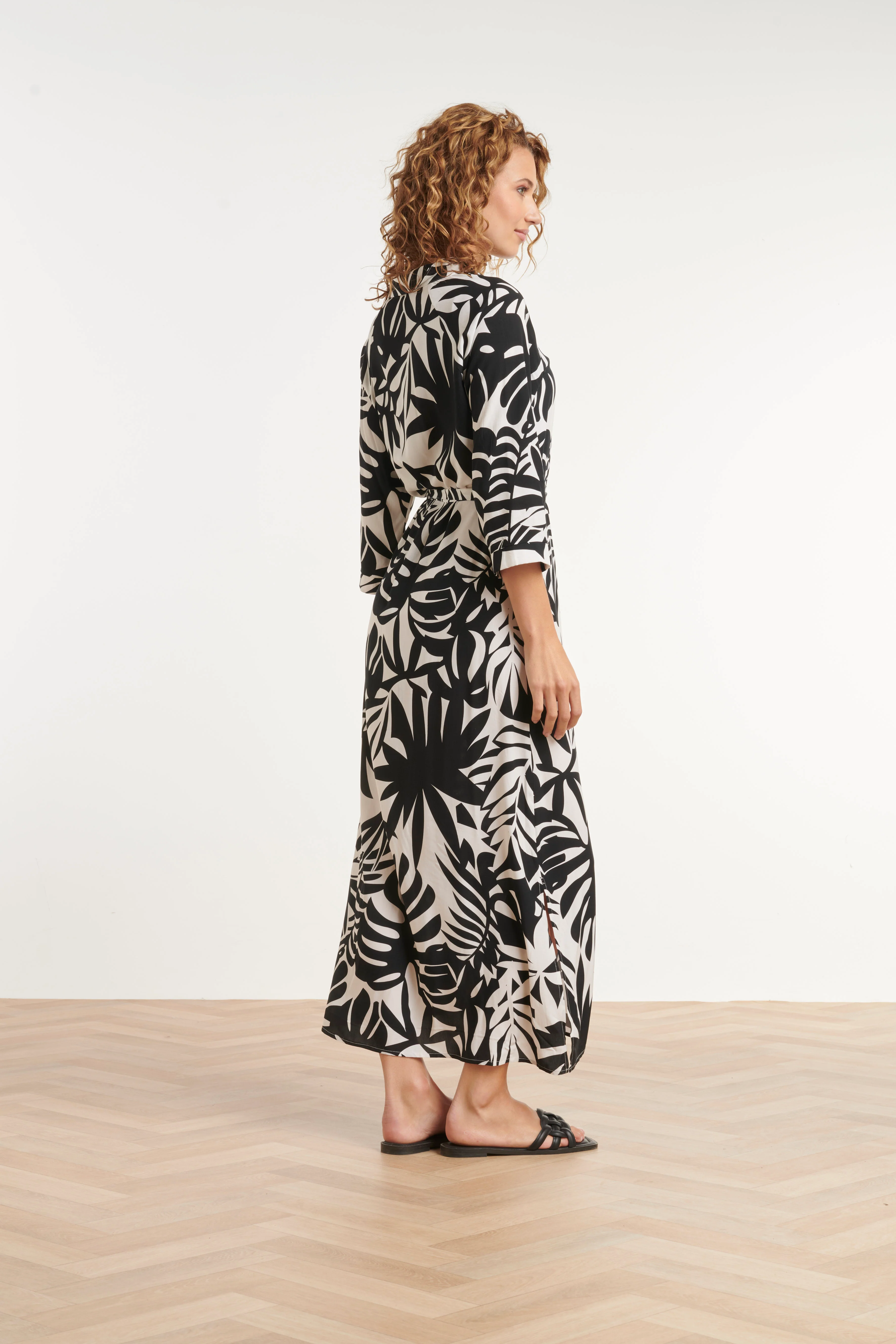 Zwart-Witte Blousejurk Met Tropische Print | Black White - Image 5