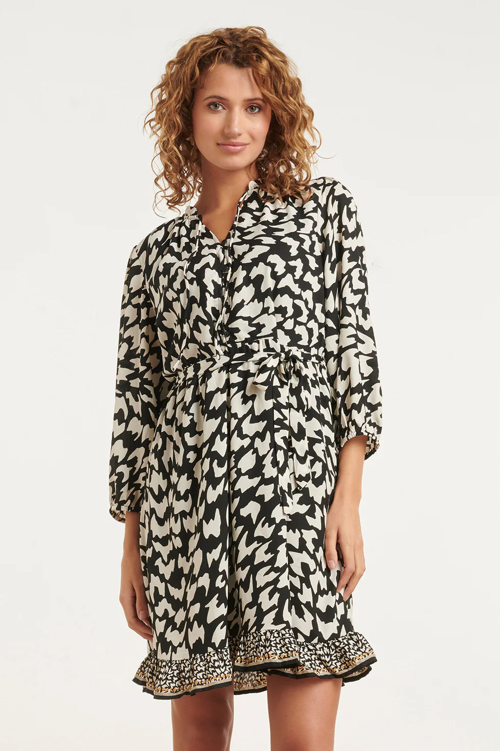 Zwart-Witte Dierachtig Print Jurk Met Ceintuur En Ruffle Detail | Black White