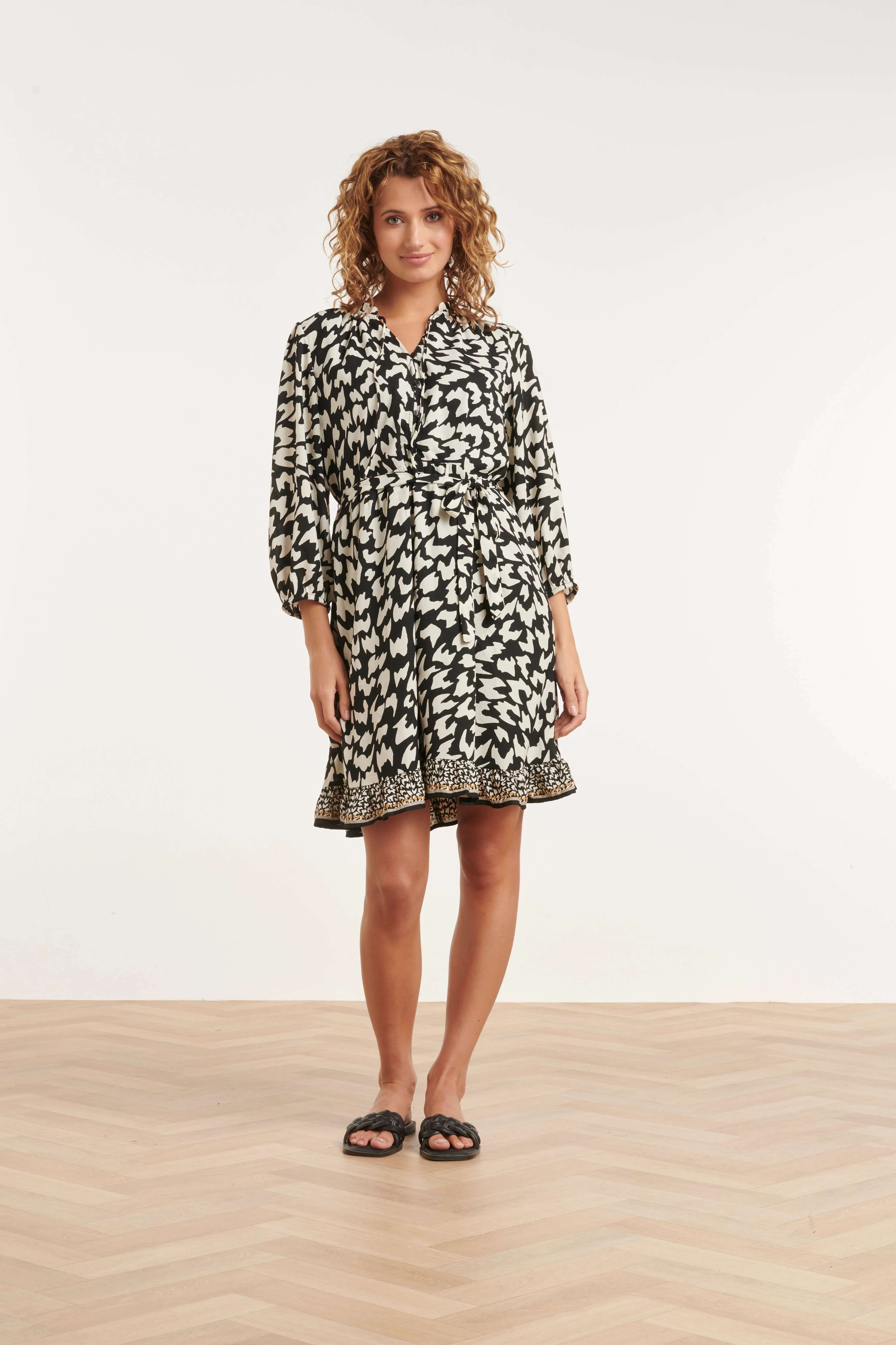 Zwart-Witte Dierachtig Print Jurk Met Ceintuur En Ruffle Detail | Black White - Image 3