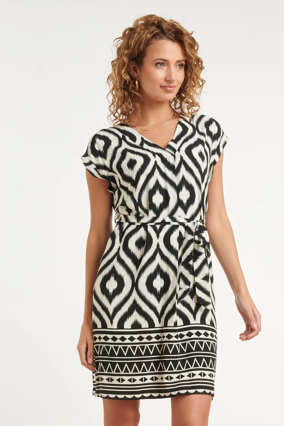 Zwart-Witte Jurk Met Ikat Print En Tailleceintuur | Black White - Image 4