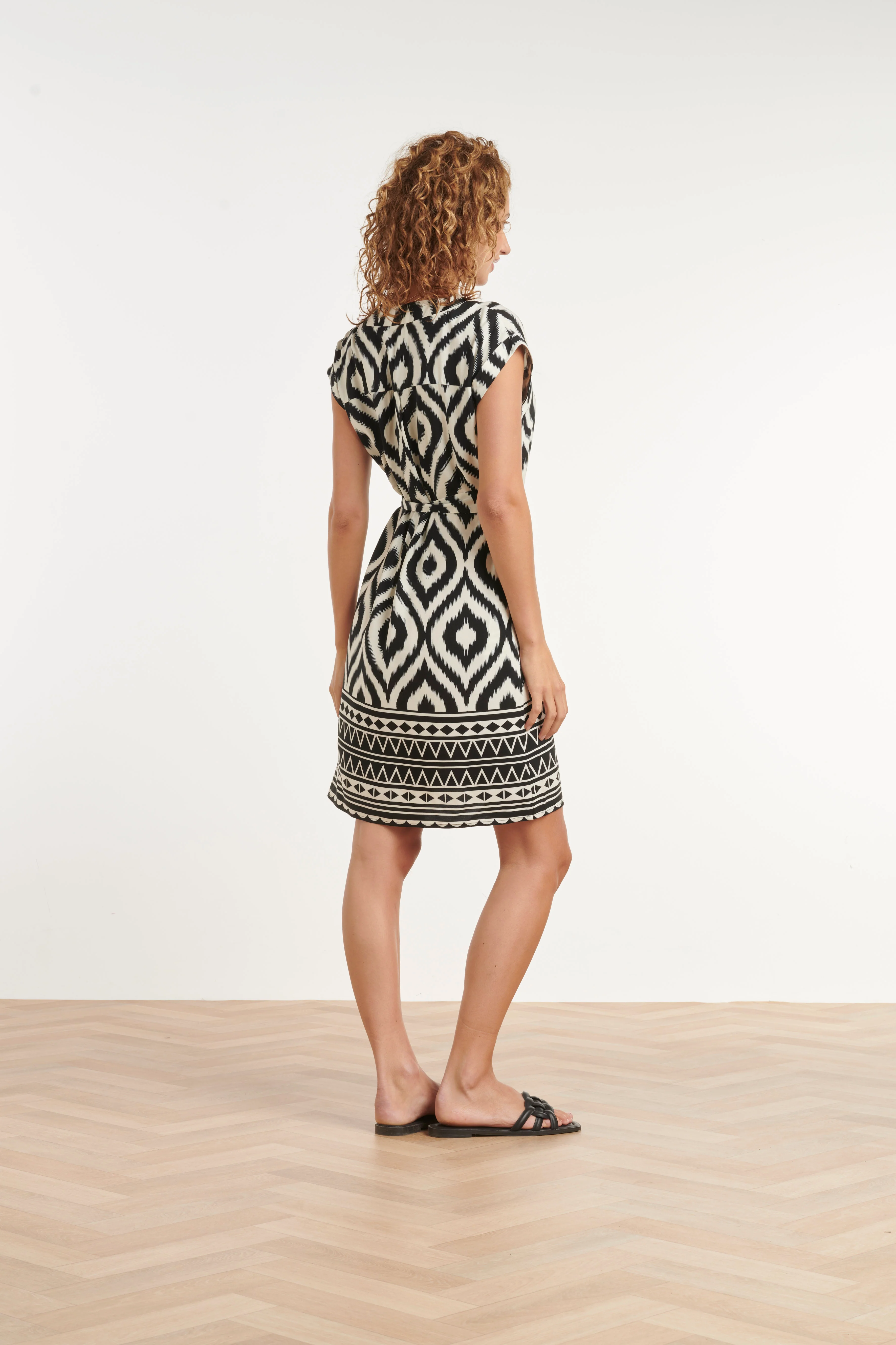 Zwart-Witte Jurk Met Ikat Print En Tailleceintuur | Black White - Image 5