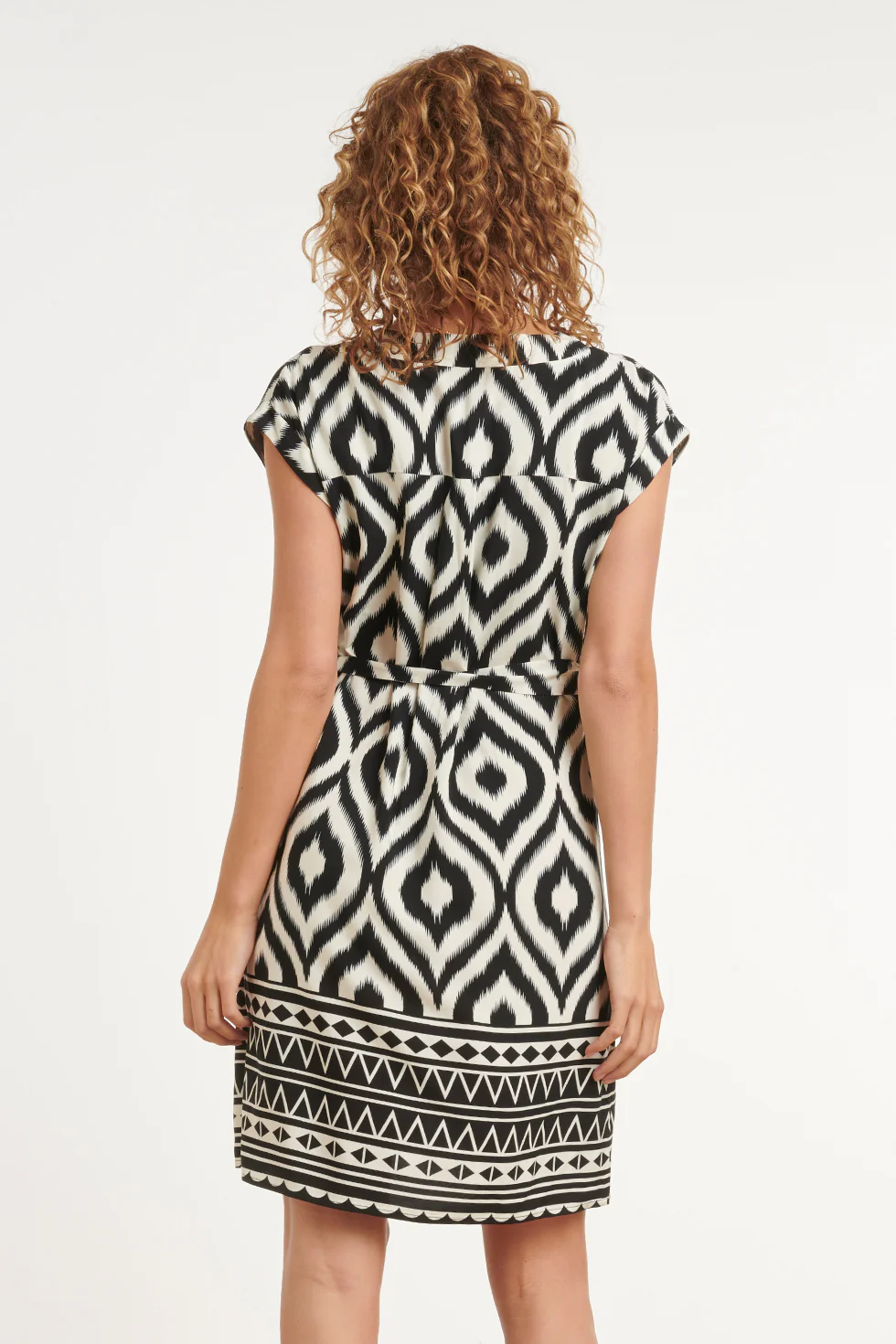 Zwart-Witte Jurk Met Ikat Print En Tailleceintuur | Black White - Image 6