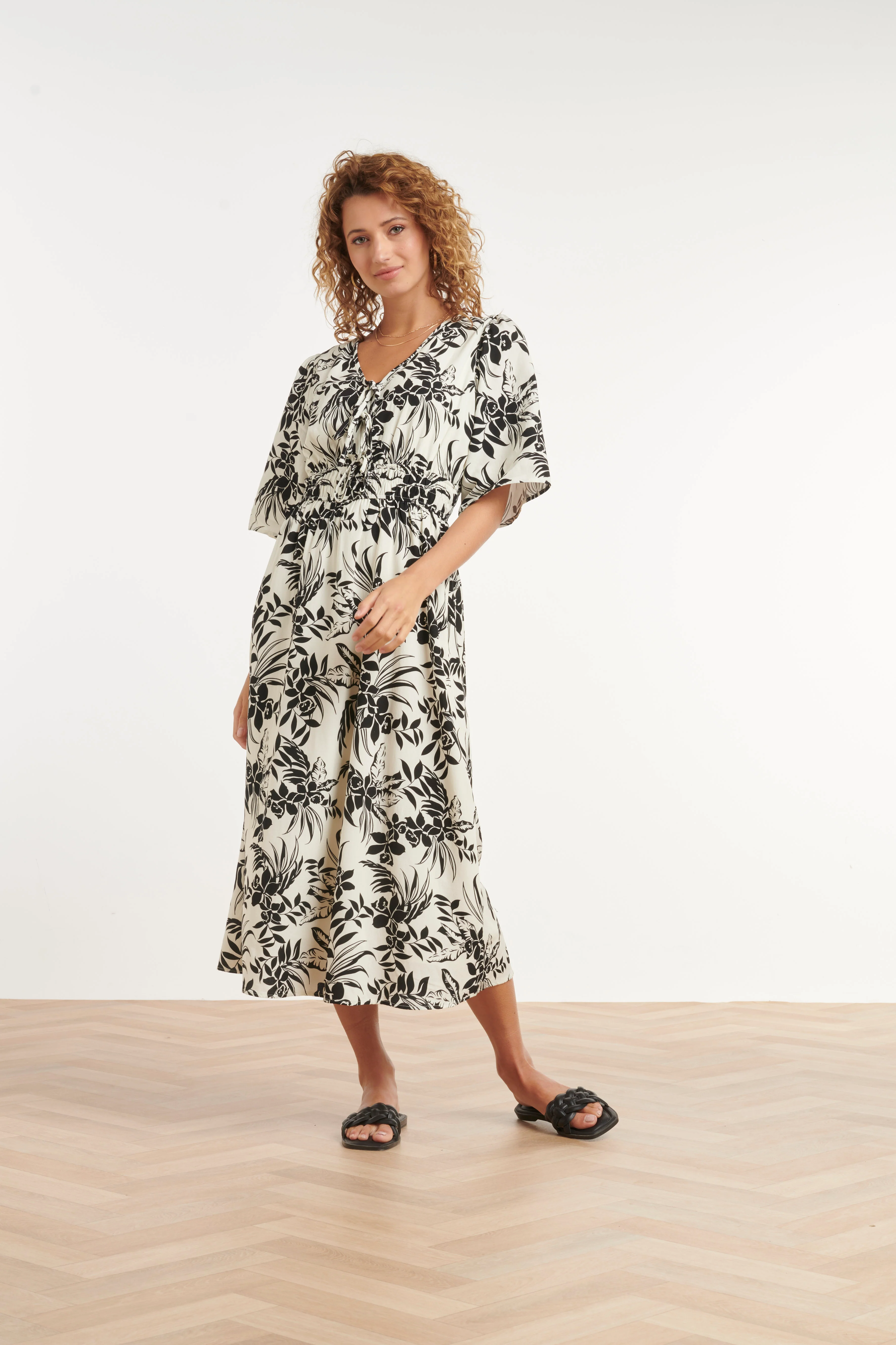 Zwart-Witte Jurk Met Tropische Print En Strikdetail | Black White