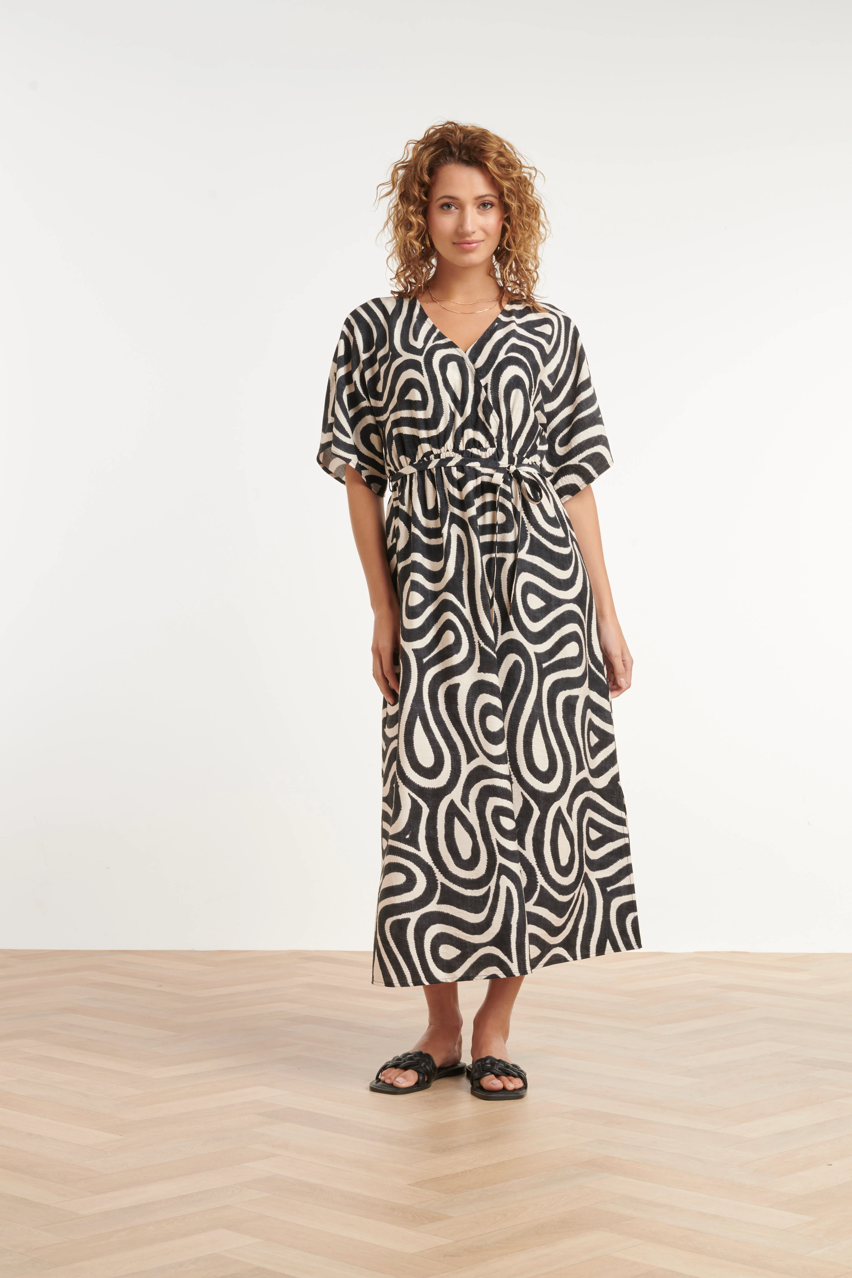 Zwart-Witte Maxi Jurk Met Grafische Print En Ceintuur | Black White