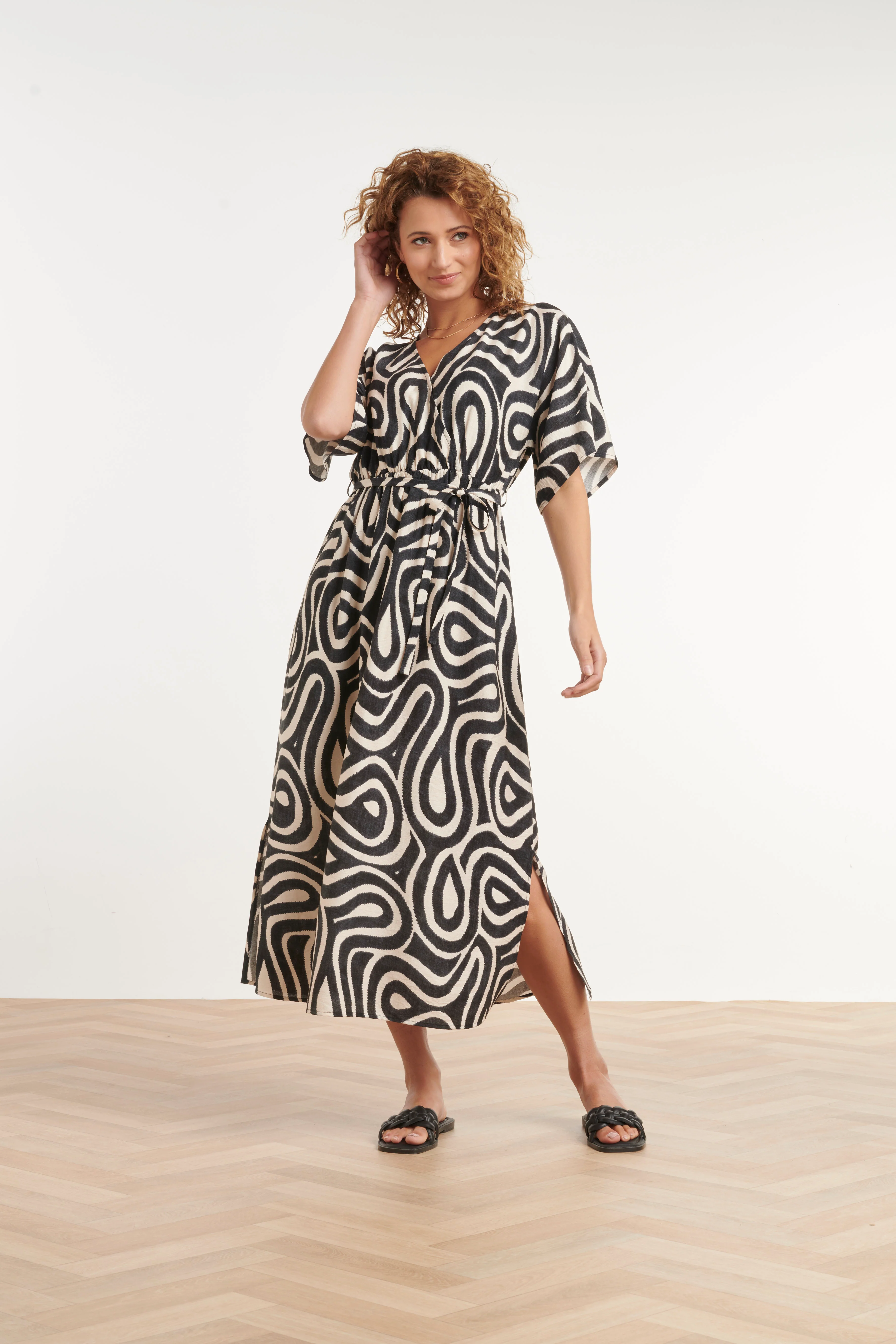 Zwart-Witte Maxi Jurk Met Grafische Print En Ceintuur | Black White - Image 3